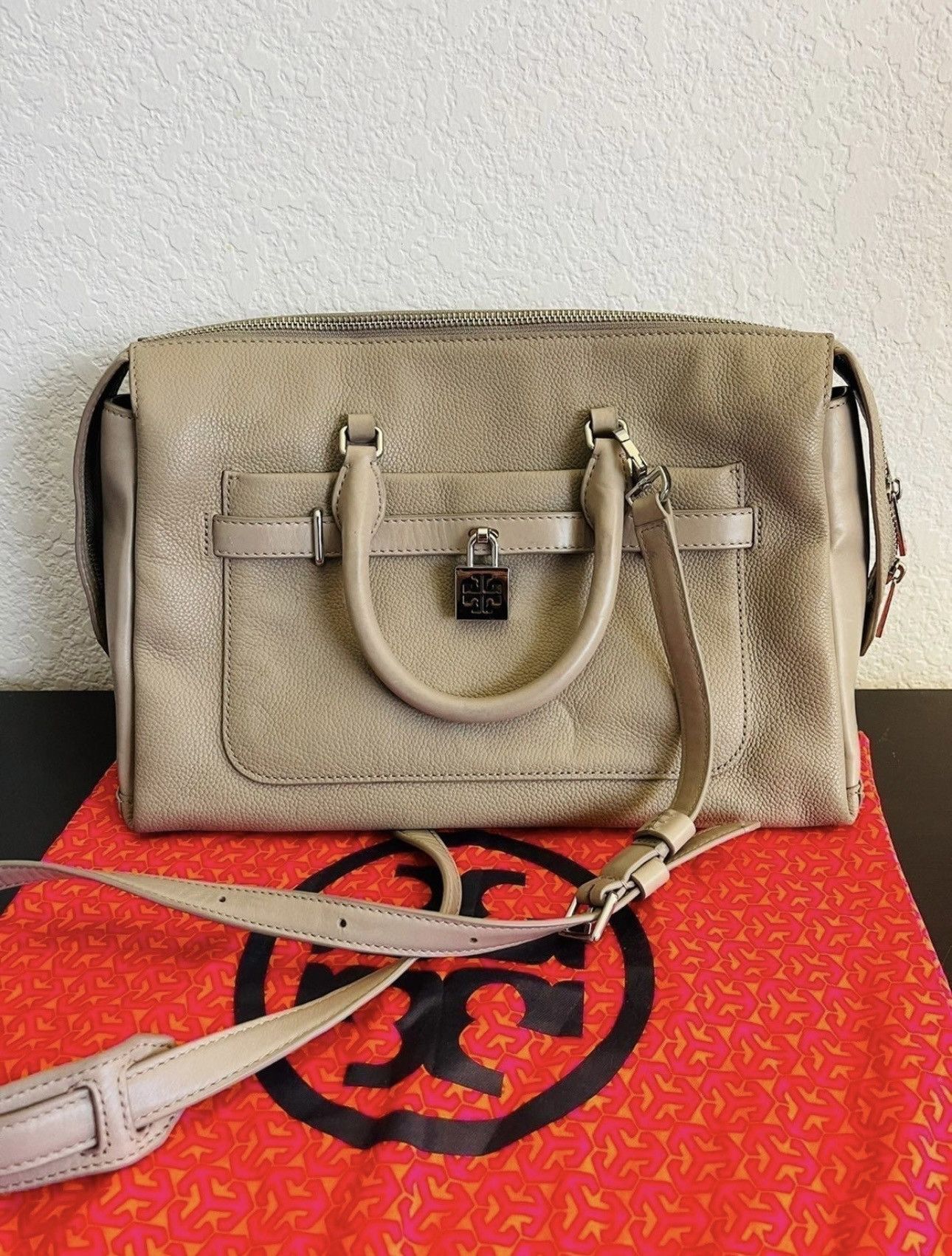 Coach Tory Burch Padlock Satchel Bag in Grey Size ONE SIZE - 1 Thumbnail