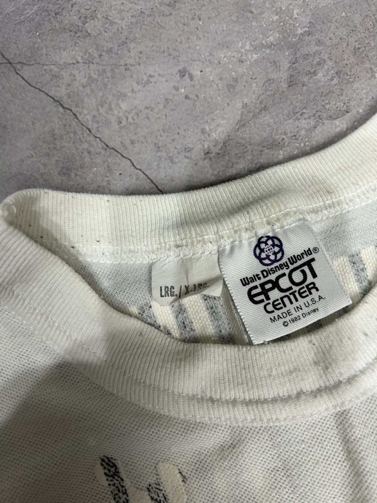 Disney Vintage 1982 Walt Disney World Epcot Center Flag T-shirt Size US XL / EU 56 / 4 - 11 Thumbnail