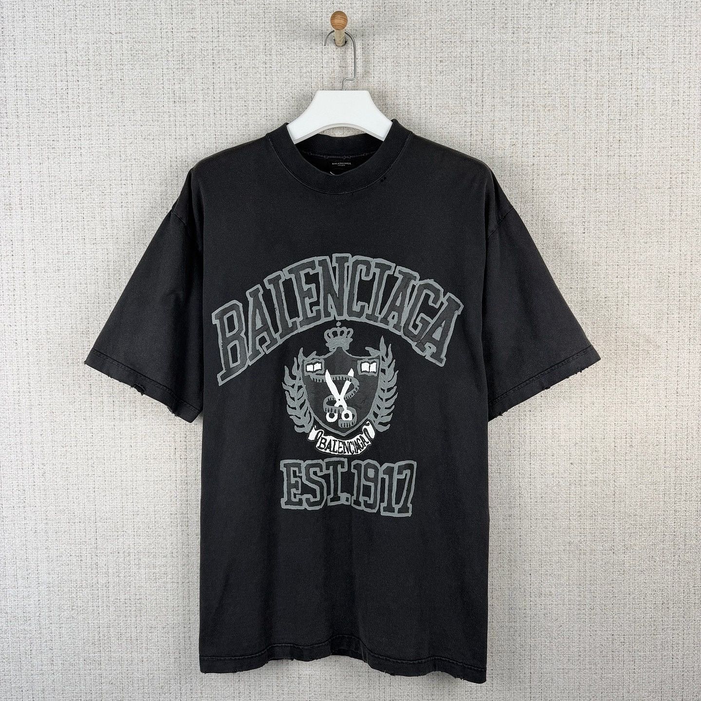 Balenciaga Balenciaga Crest Logo T-Shirt Size M Size US M / EU 48-50 / 2 - 1 Thumbnail