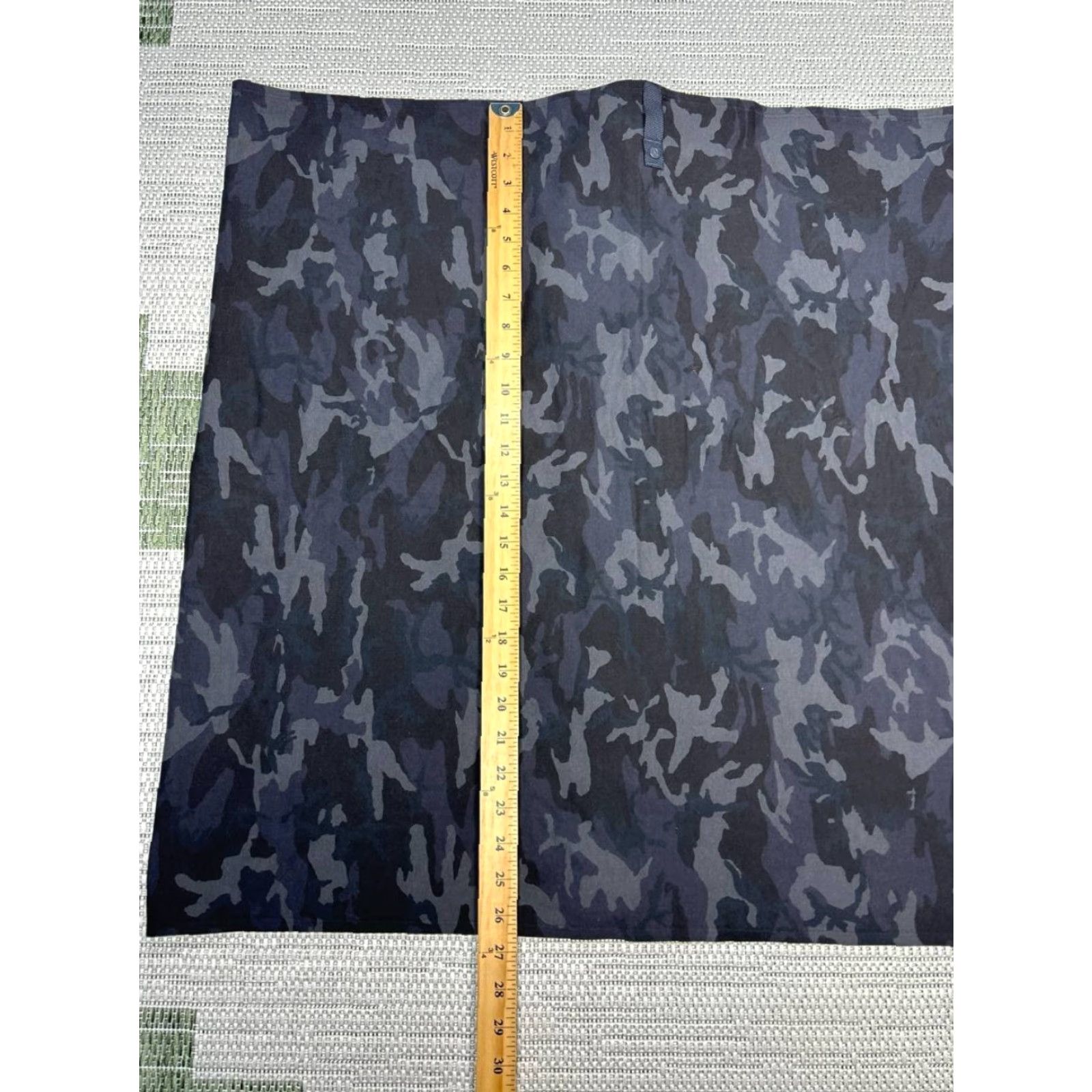 Lululemon Lululemon Vinyasa Wrap Scarf Womens Multicolor Camouflage Sweat Wicking Infinity Scarf Secure Button Casual Outdoor Knit? Size ONE SIZE - 3 Thumbnail