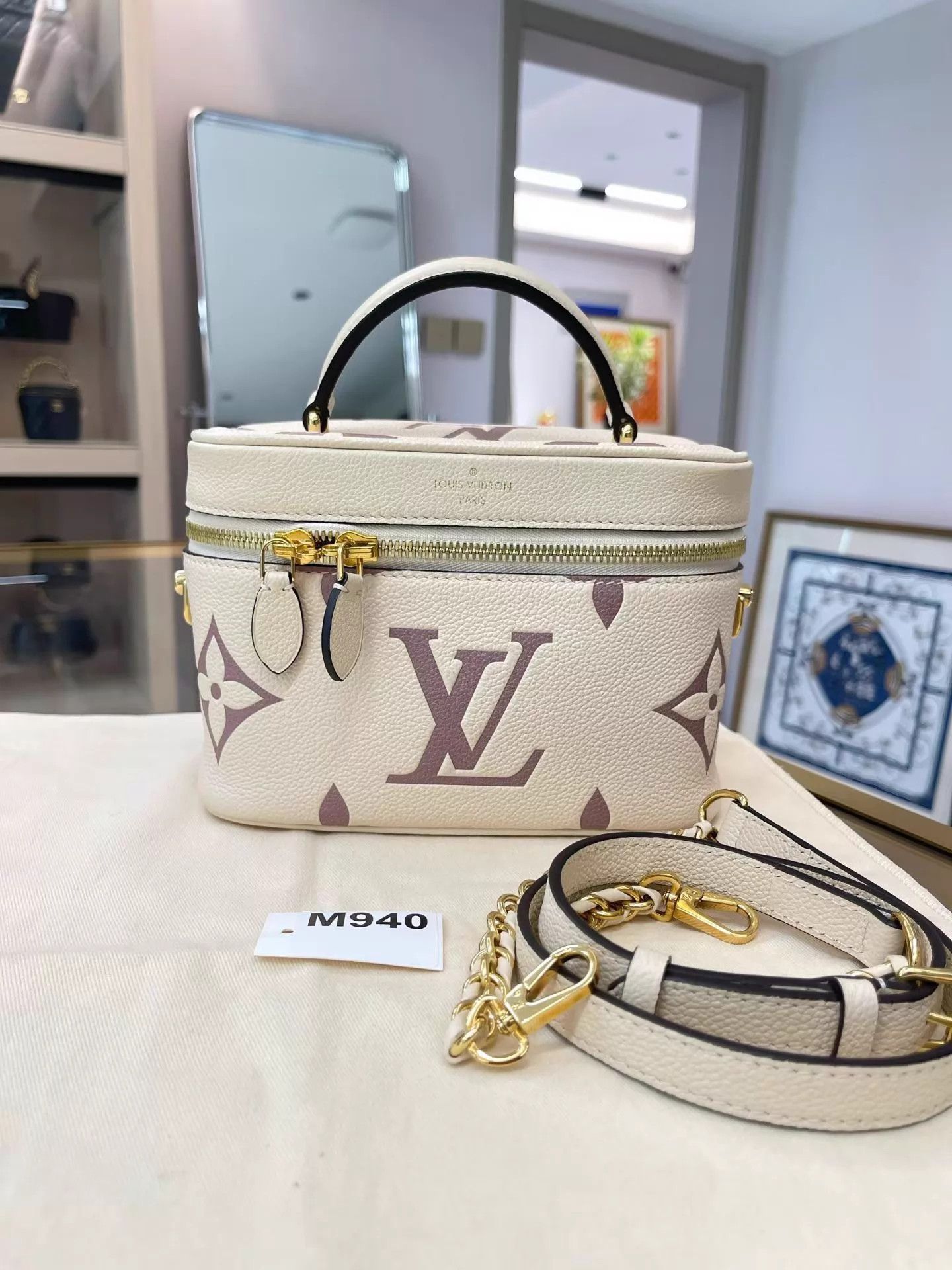 Louis Vuitton LV Vanity Cream White Leather Case Near Mint w/Dust Bag M940 Size ONE SIZE - 1 Thumbnail
