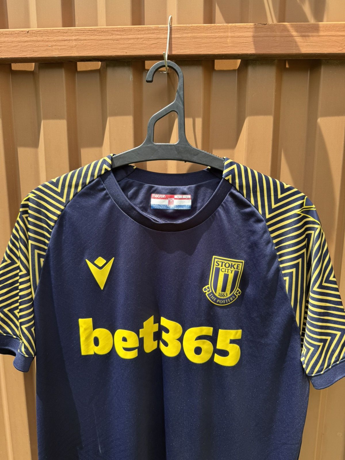 Vintage MACRON STOKE CITY 2019/2020 THIRD FOOTBALL SHIRT JERSEY Size US L / EU 52-54 / 3 - 3 Thumbnail