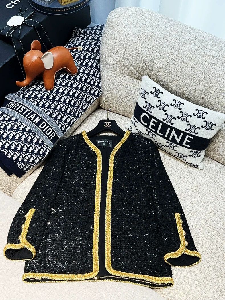 Chanel 22S spring and summer show black sequins with gold