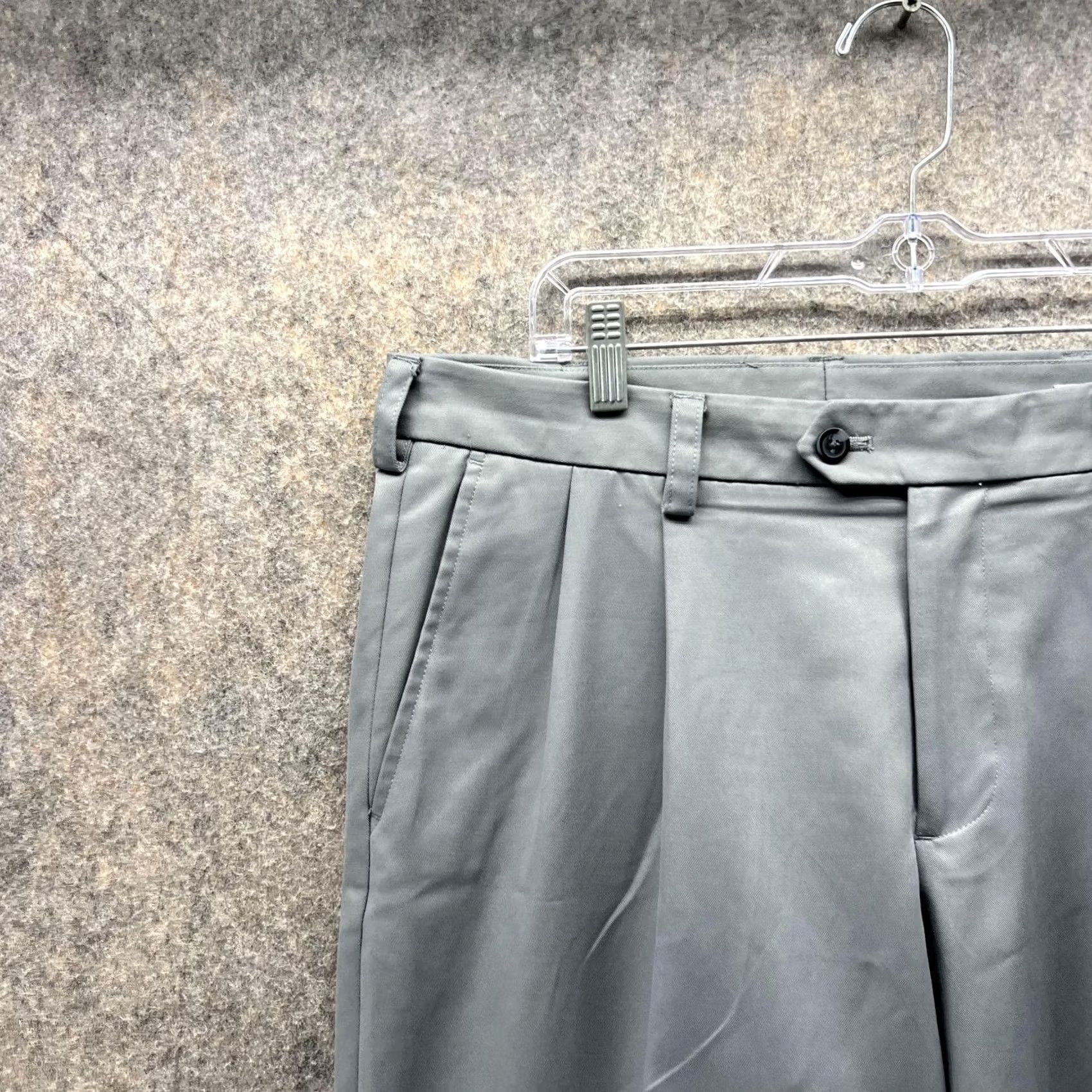 Izod Izod Pants Men 33x30 Gray Chino Pleated Regular Rise Vintage? No (keep as is) Size US 33 - 3 Thumbnail