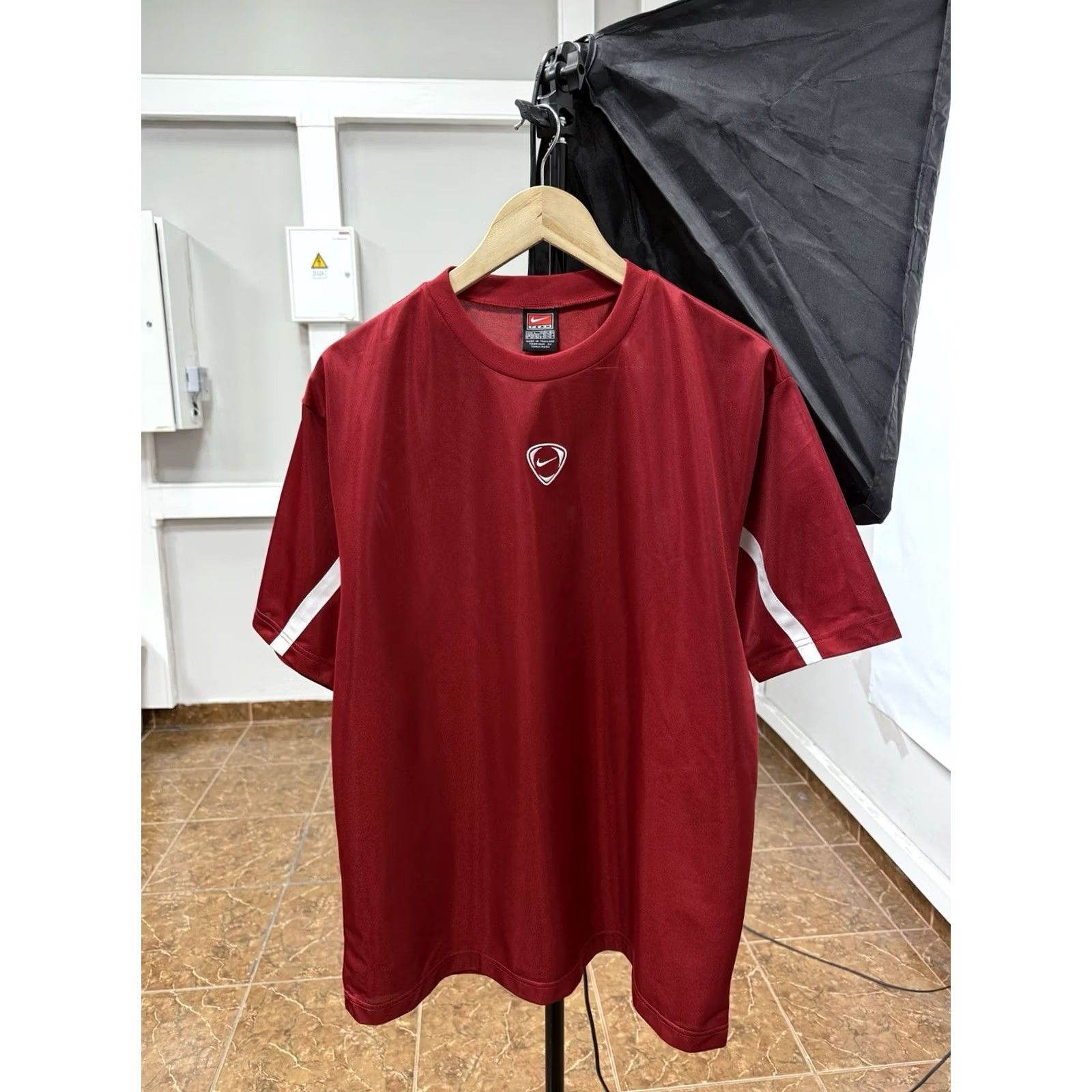 Nike VINTAGE Nike Total Ninety Center Swoosh Retro T-Shirt Mens L Red 90s Shirt Shirt Mens L Red Nike 90s Size US L / EU 52-54 / 3 - 2 Thumbnail