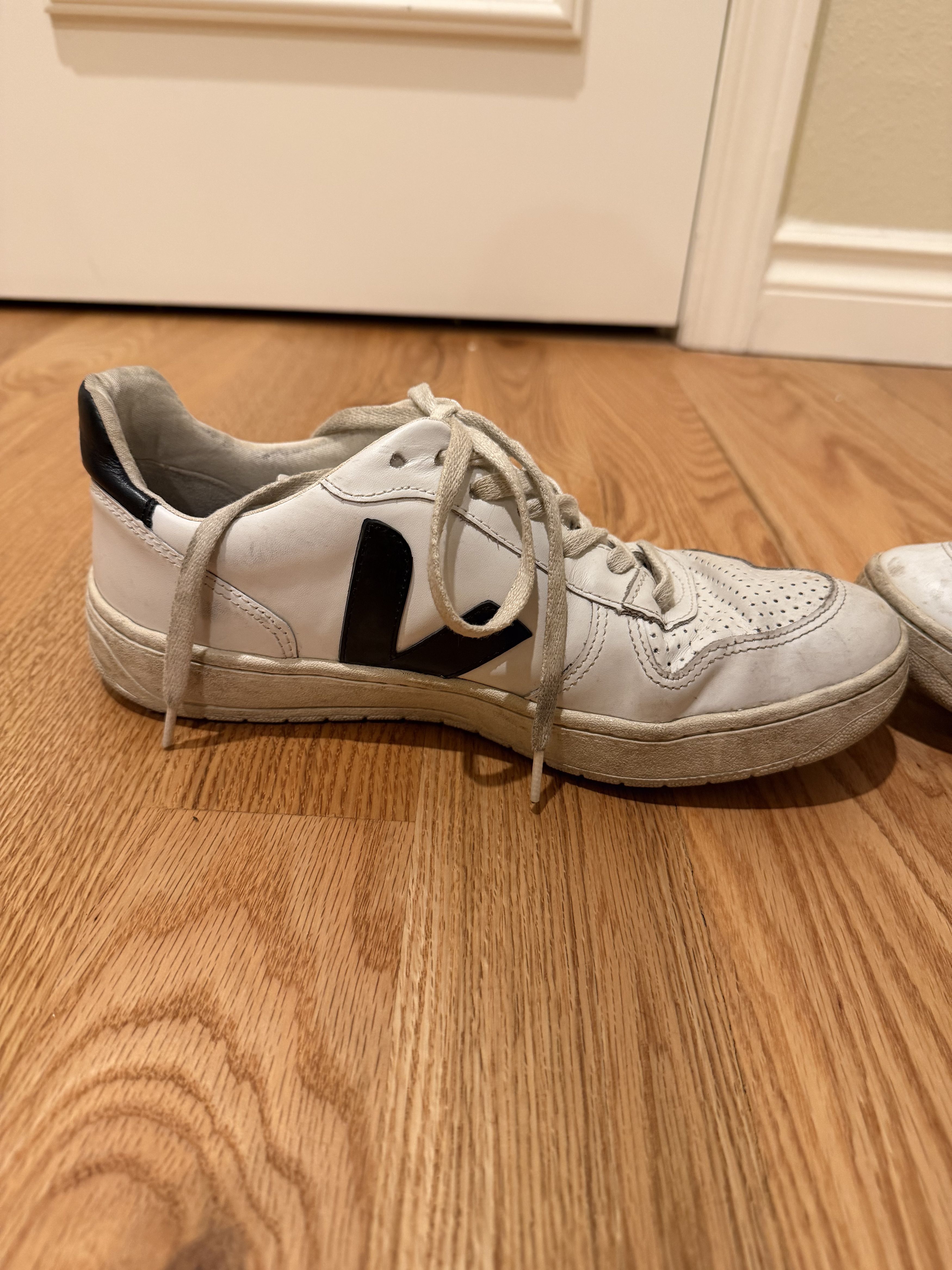 Veja Veja White Low Top Sneakers – Dark Blue Logo – Size 8 / 41 Size US 8 / EU 41 - 4 Thumbnail