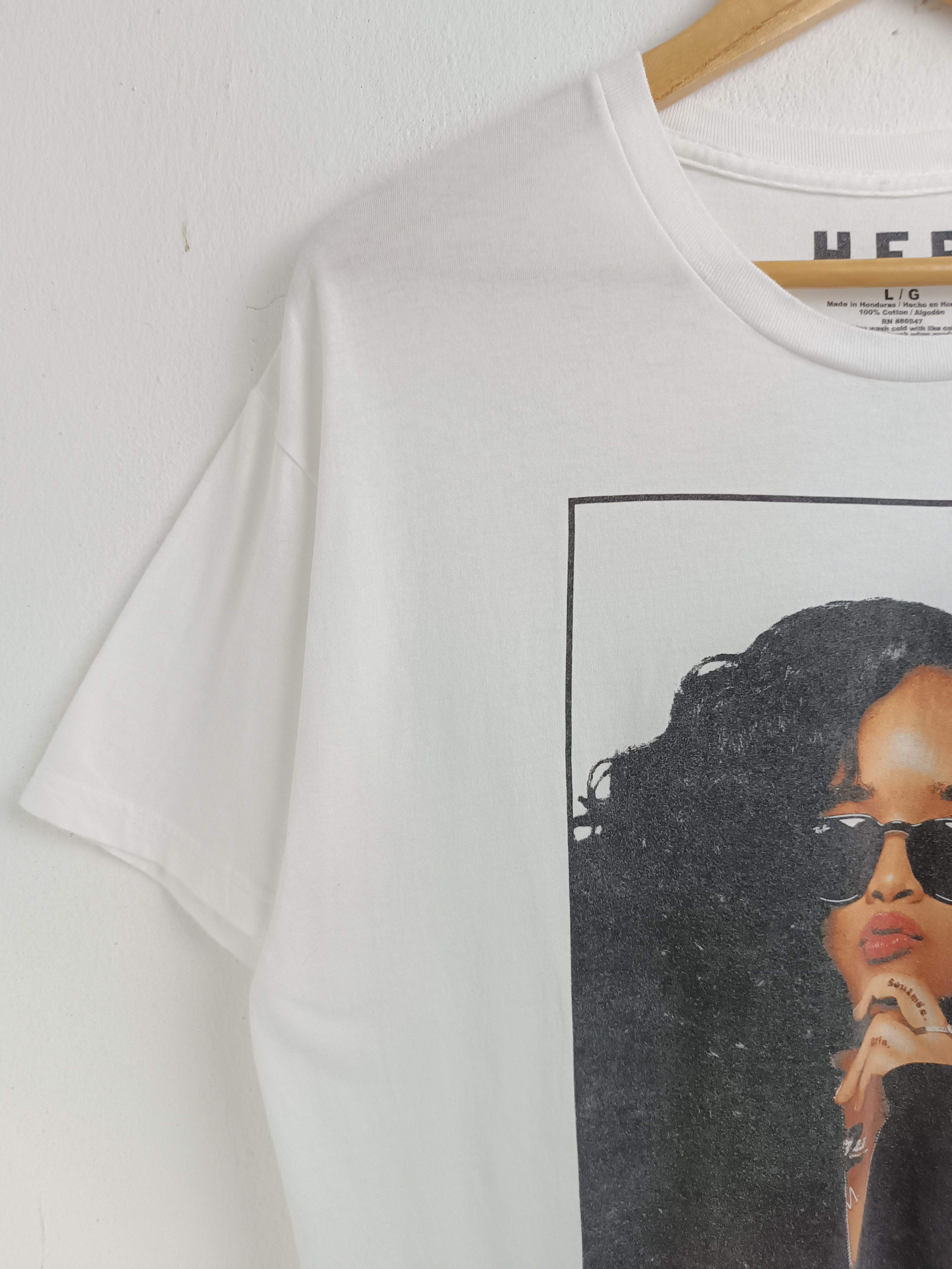 Rap Tees VINTAGE H.E.R. PORTRAIT CUTE RAP TEES tyla sza travis scott Size US L / EU 52-54 / 3 - 5 Thumbnail