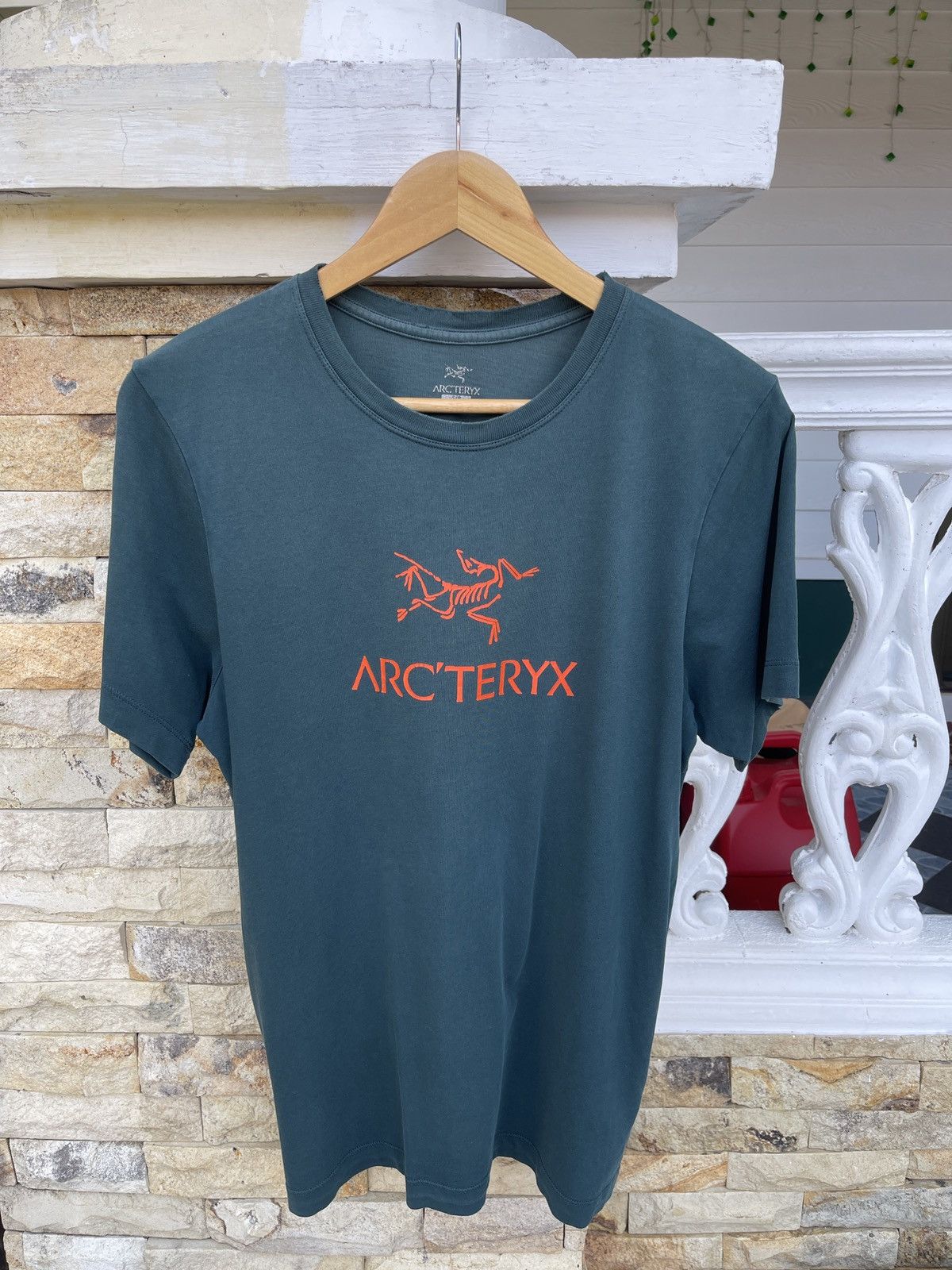 Arc'teryx Rare🔥Sun Faded Arc’teryx Big Logo Thrashed Tee Size US M / EU 48-50 / 2 - 1 Thumbnail