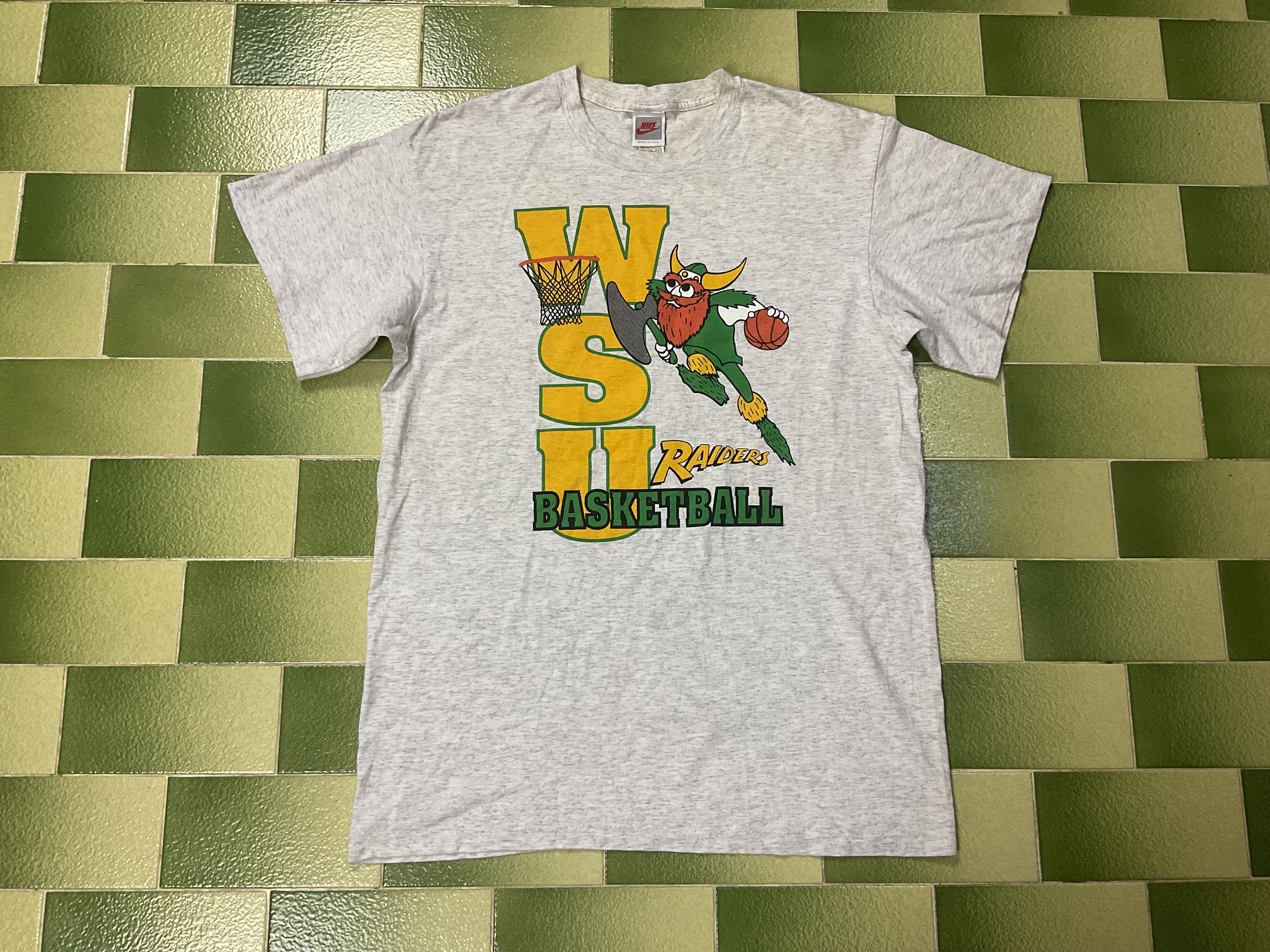 NBA Vintage NIKE 90s WSU Raiders Basketball Tshirt Size US L / EU 52-54 / 3 - 1 Thumbnail