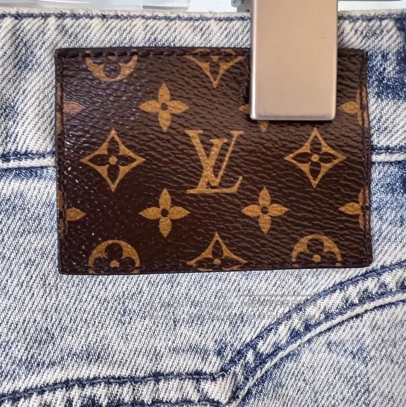 Louis Vuitton Louis Vuitton Light Blue Denim Pants for Women . Size 28" / US 6 / IT 42 - 7 Thumbnail