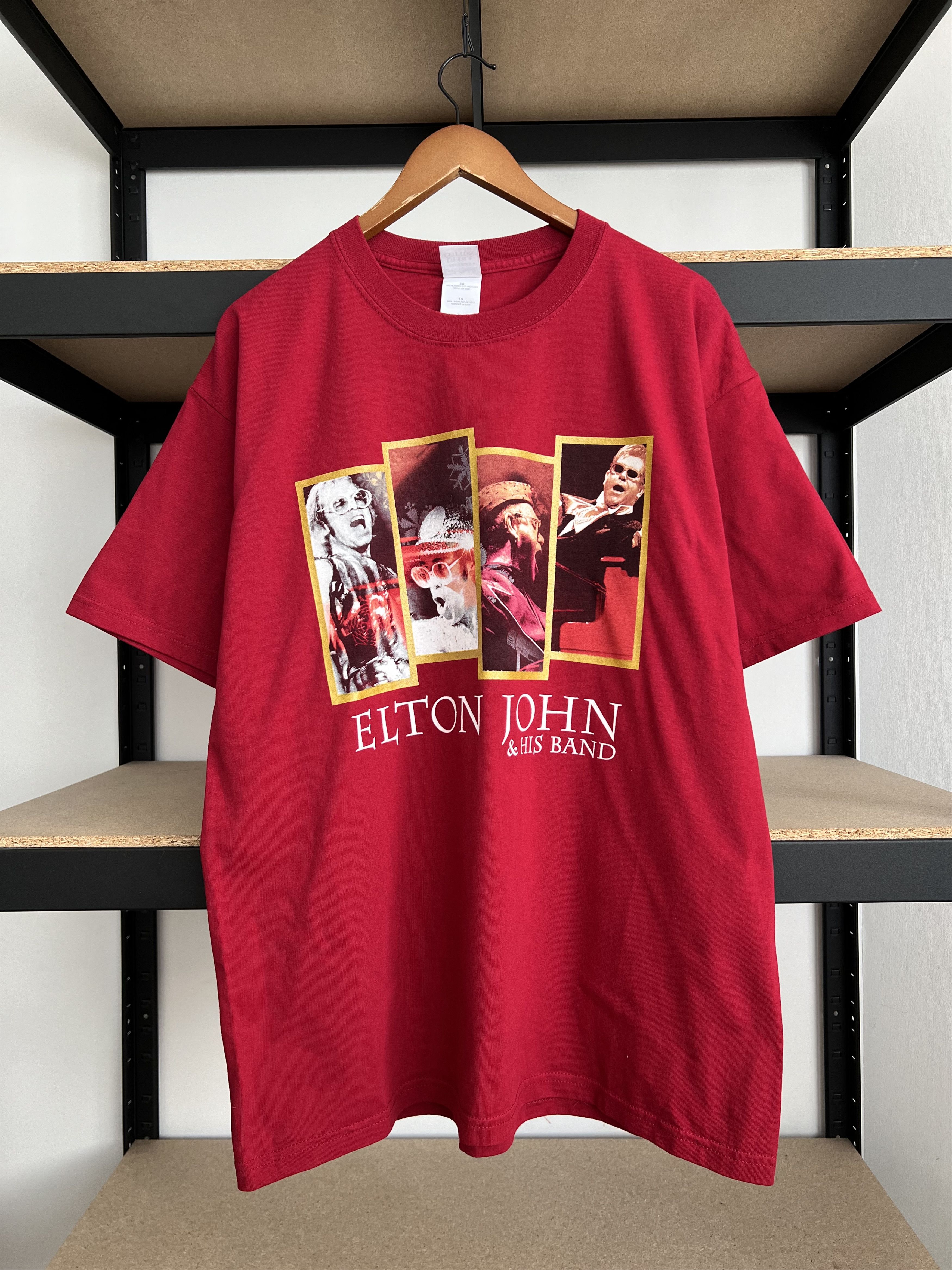 Band Tees Vintage 2004 Elton John & His Band Christmas Red T-shirt Size US XL / EU 56 / 4 - 1 Thumbnail