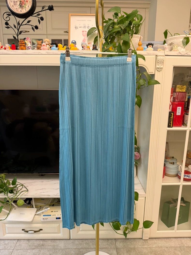 Issey Miyake Issey Miyake size:5 Blue pleated skirt Size 31" - 1 Thumbnail