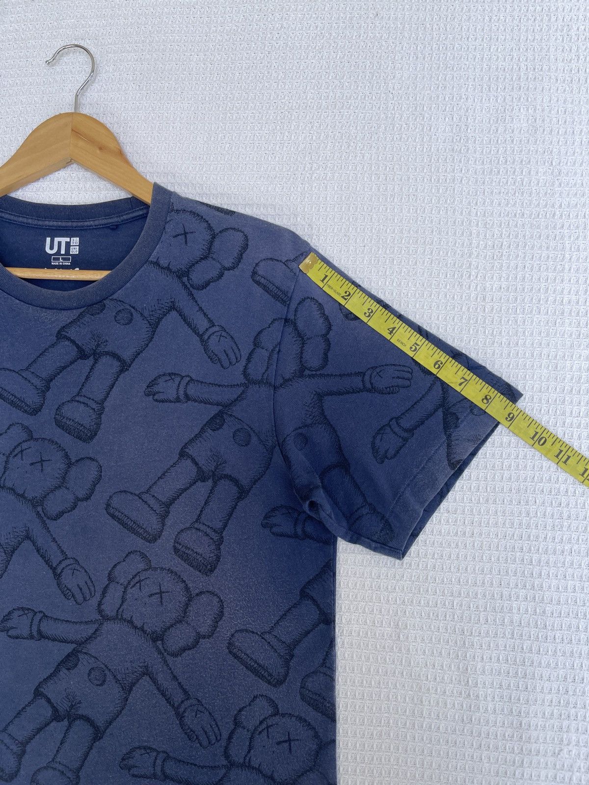 Kaws Last Drop🔥Rare🔥Kaws X Uniqlo T-Shirt Size US L / EU 52-54 / 3 - 12 Thumbnail