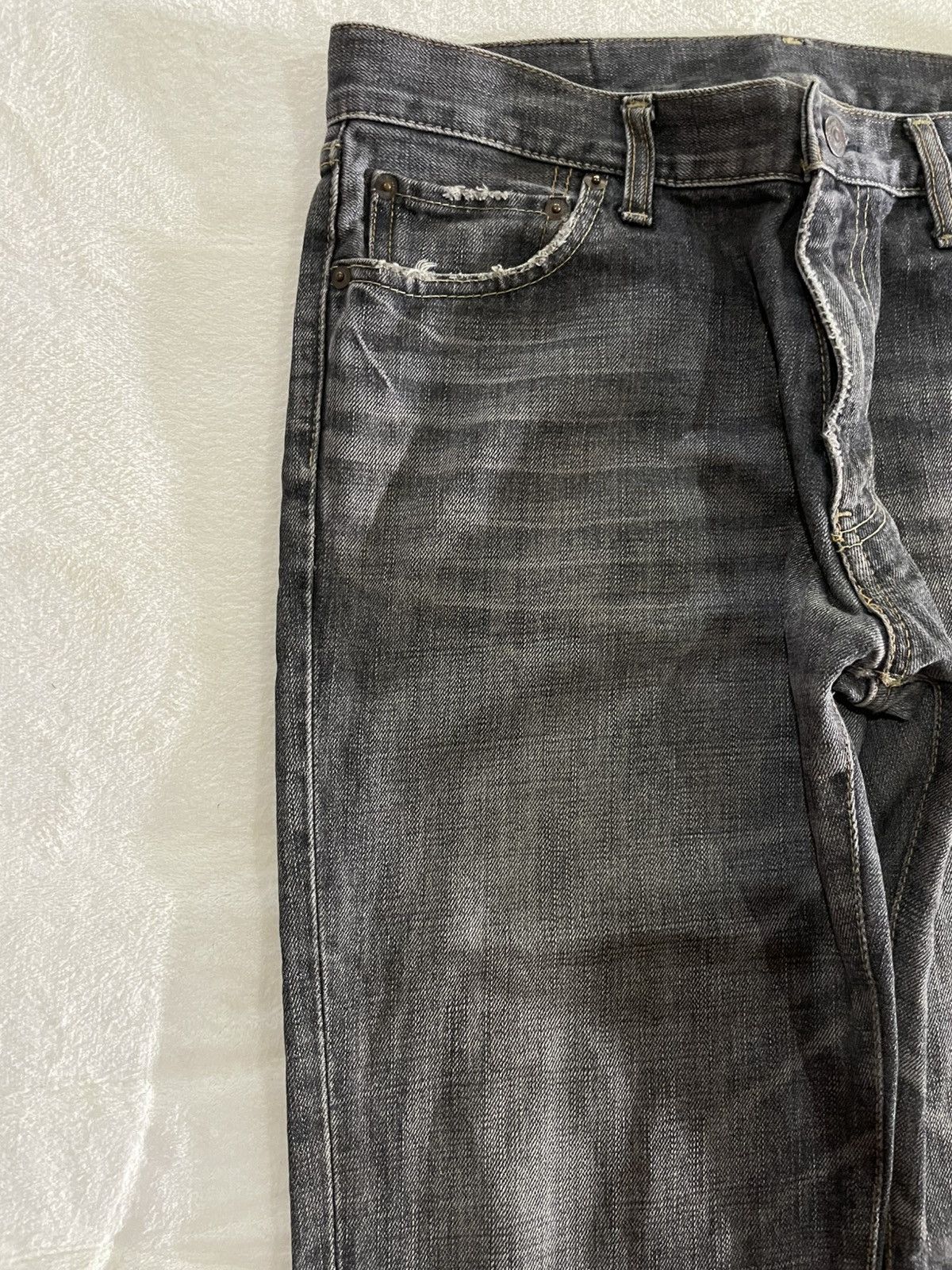 Japanese Brand Vintage Uniqlo Faded Distress Dark Denim Jeans Size US 32 / EU 48 - 5 Thumbnail