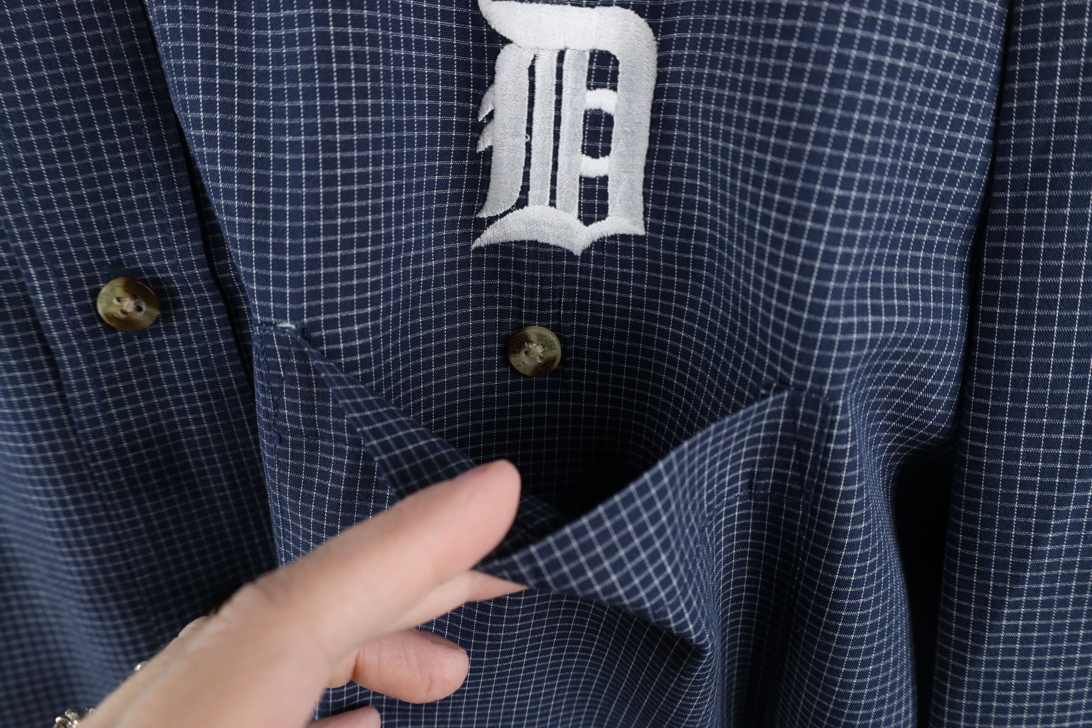 Vintage Vintage 90s Tigers Old English D Collared Button Down Shirt Size US L / EU 52-54 / 3 - 5 Thumbnail