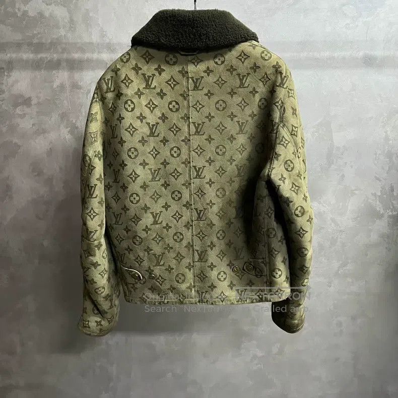 Louis Vuitton Louis Vuitton Brown Logo embossed lapel waist zip leather Size US S / EU 44-46 / 1 - 5 Thumbnail