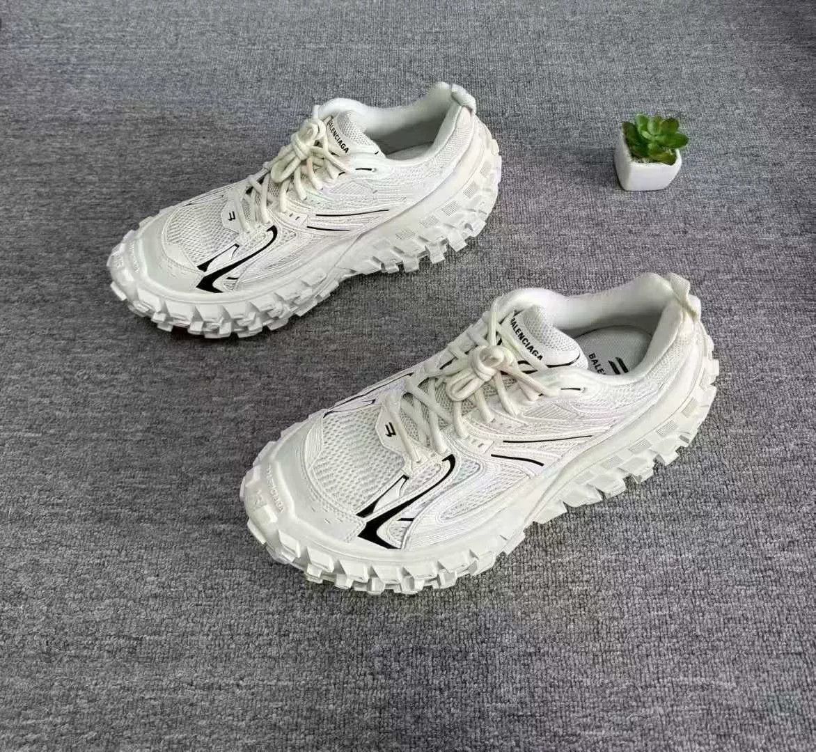 Balenciaga balenciaga double logo tire sneakers size 45 Size US 11 / EU 44 - 1 Thumbnail