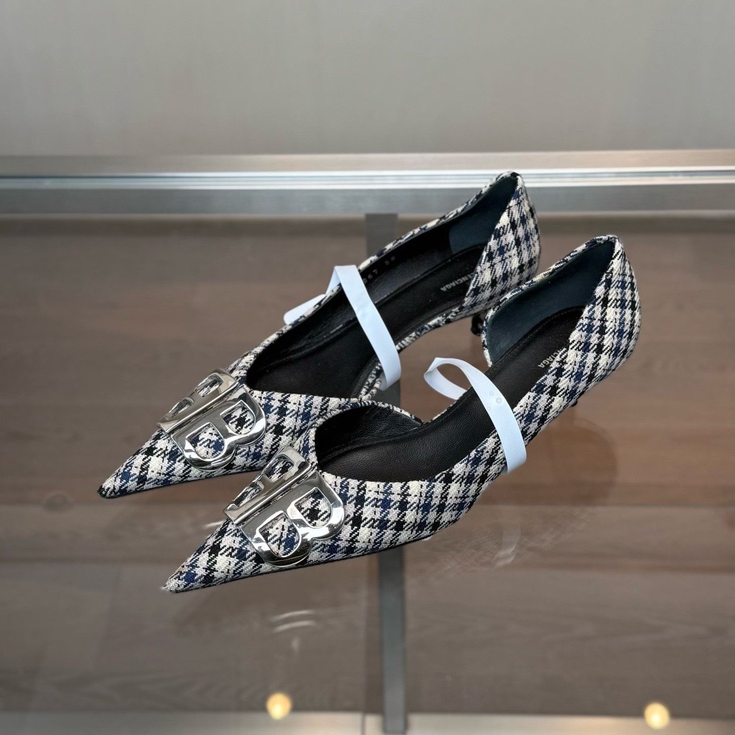 Balenciaga Balenciaga Plaid Lowtop Sneakers it_38 Women Size US 8 / IT 38 - 1 Thumbnail