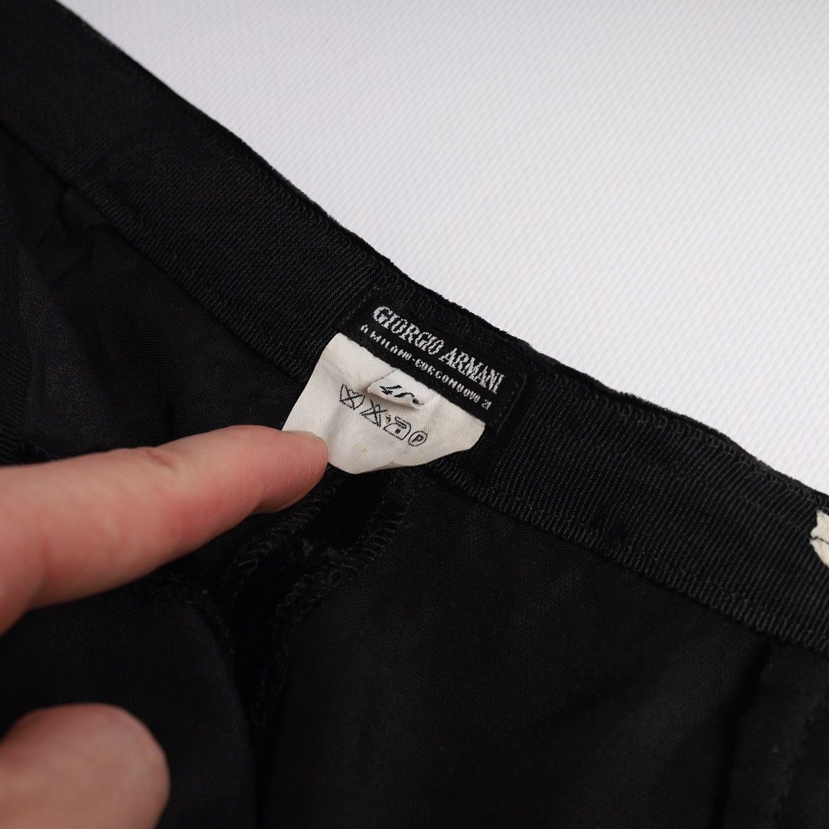 Giorgio Armani Giorgio Armani Vintage Velour Soft Pants Trousers Black Size 27" / US 4 / IT 40 - 7 Thumbnail