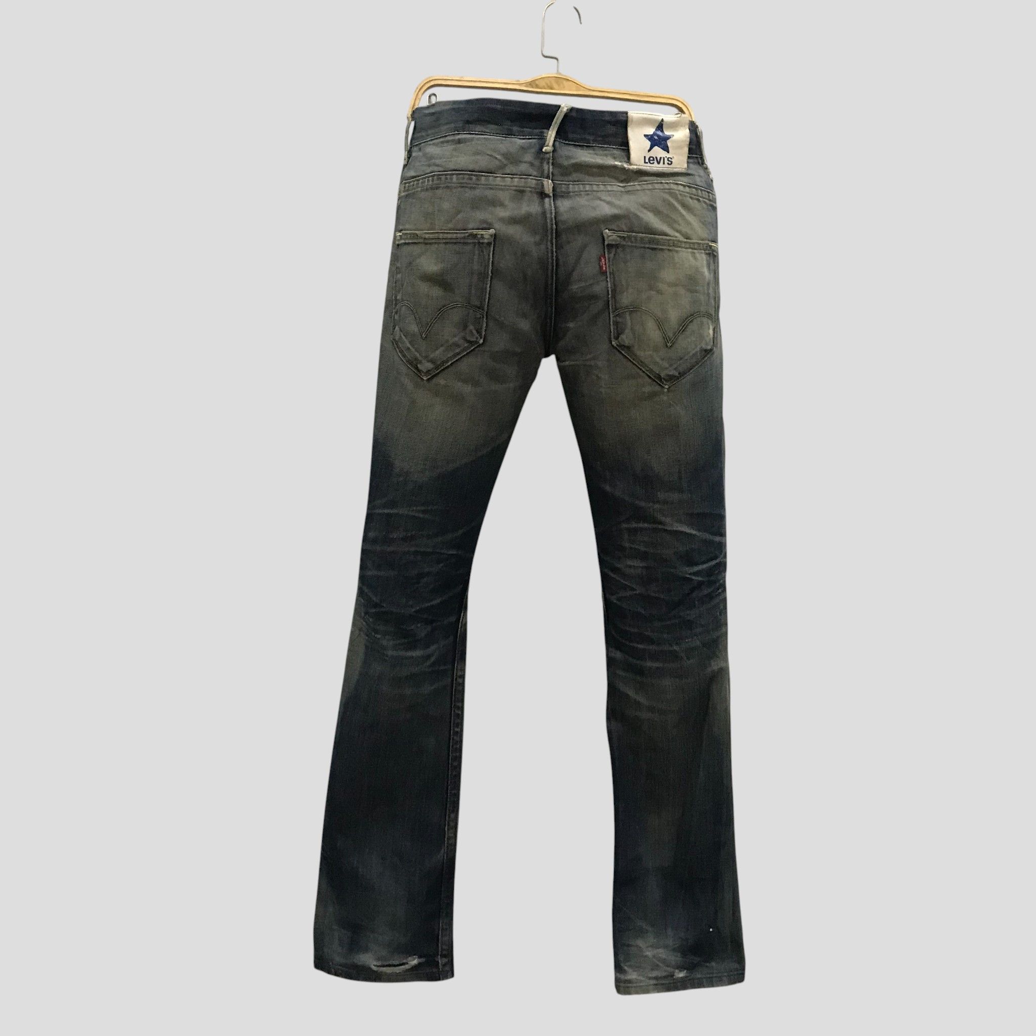 Levi's Vintage Levi’s Distressed Faded Indigo Rugged Stone Washed Size US 33 - 2 Thumbnail