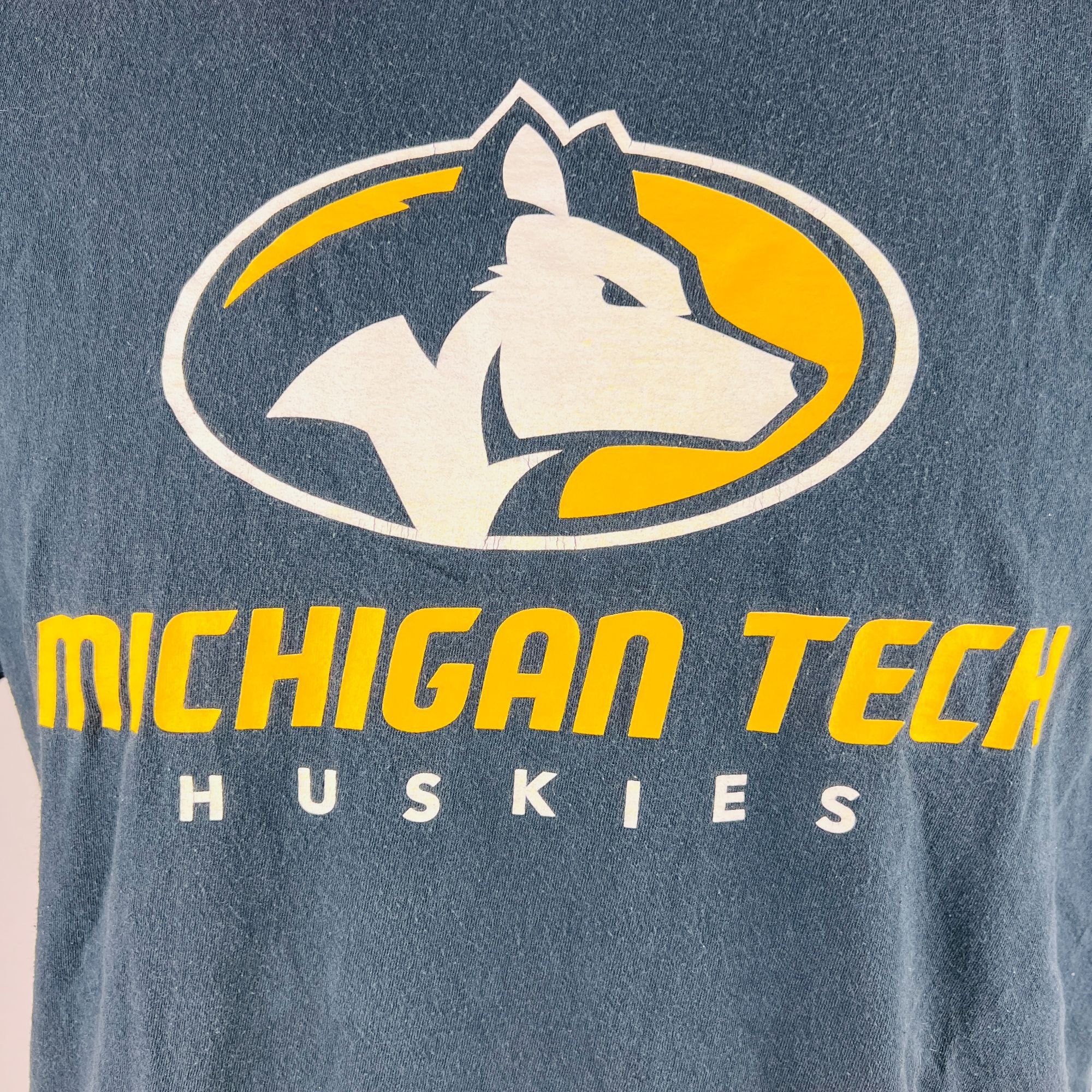 Fruit Of The Loom Michigan Tech Huskies Logo XL T-Shirt Shirt Size US XL / EU 56 / 4 - 2 Thumbnail