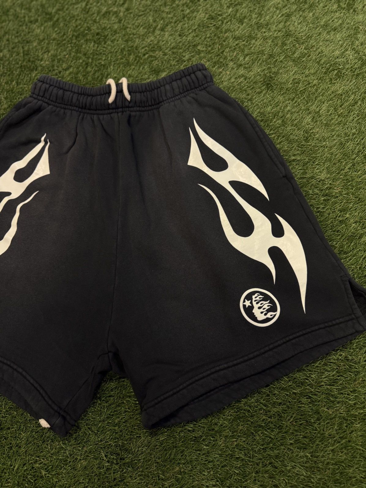 HELLSTAR Hellstar Flame Shorts Black White Size XS (NEW) Size US 28 / EU 44 - 2 Thumbnail