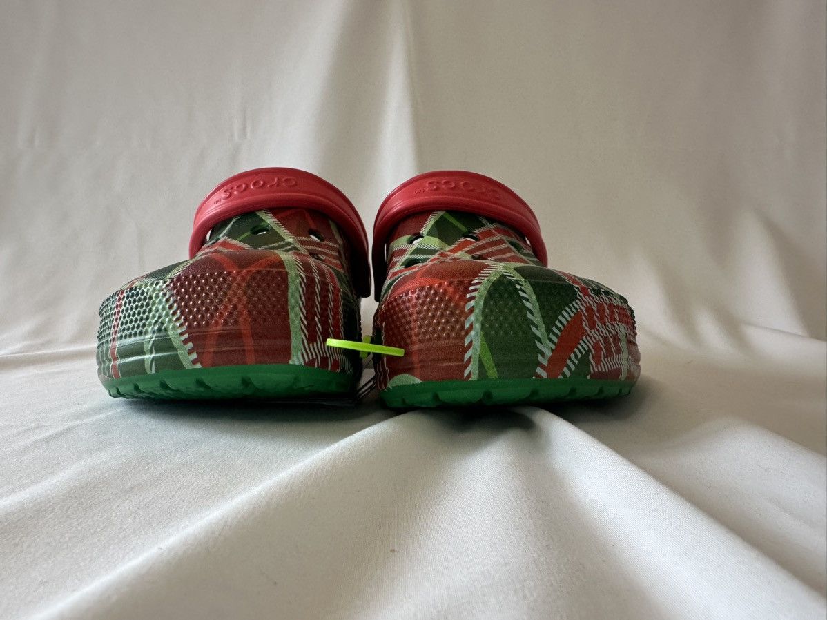 Crocs Crocs Baya Holiday Plaid Clogs Size 11 Men Christmas Red Gre Size US 11 / EU 44 - 3 Thumbnail