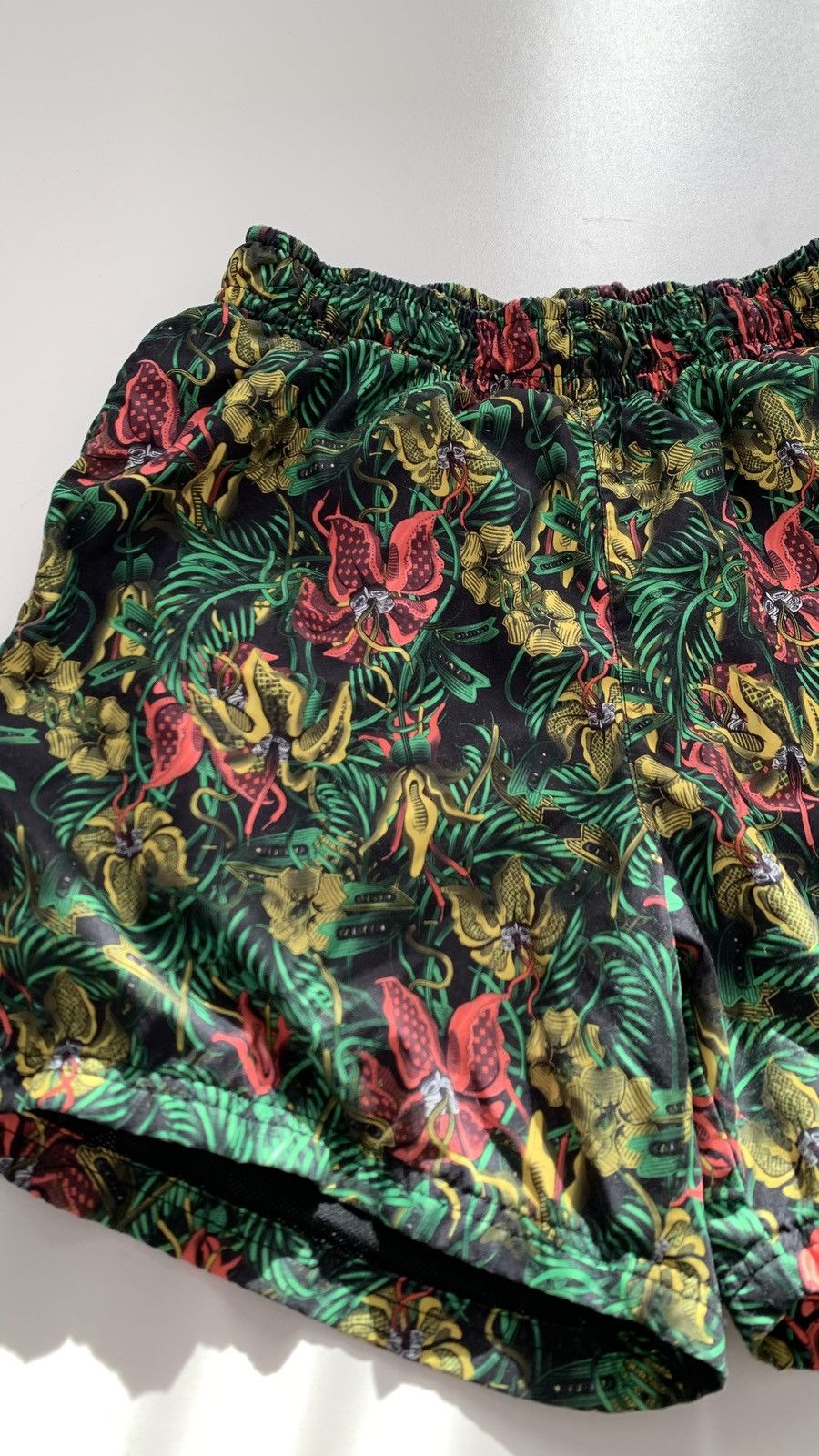 Nike Nike Shorts Flower Allover Print Hawaiian Tour Yellow Size M Size US 33 - 3 Thumbnail