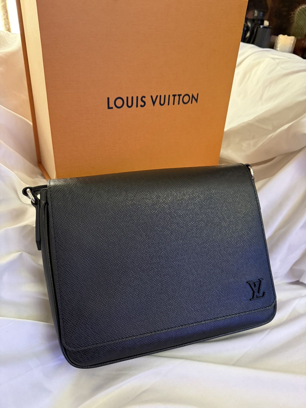 Louis Vuitton Louis Vuitton District PM NV3 Black Taiga Leather - FULL SET Size ONE SIZE - 1 Thumbnail