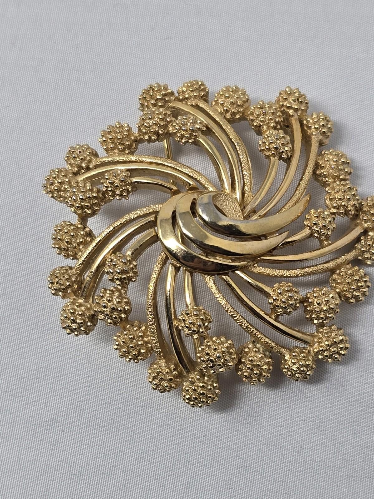 Other Vintage Trifari Goldtone Swirl Pin with Beaded Ball Edges Size ONE SIZE - 7 Thumbnail