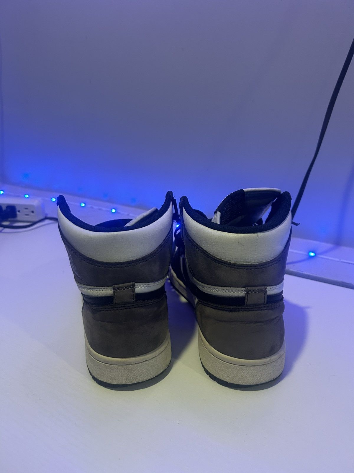 Jordan Brand × Nike Jordan 1 "Mocha" Size US 9 / EU 42 - 4 Thumbnail