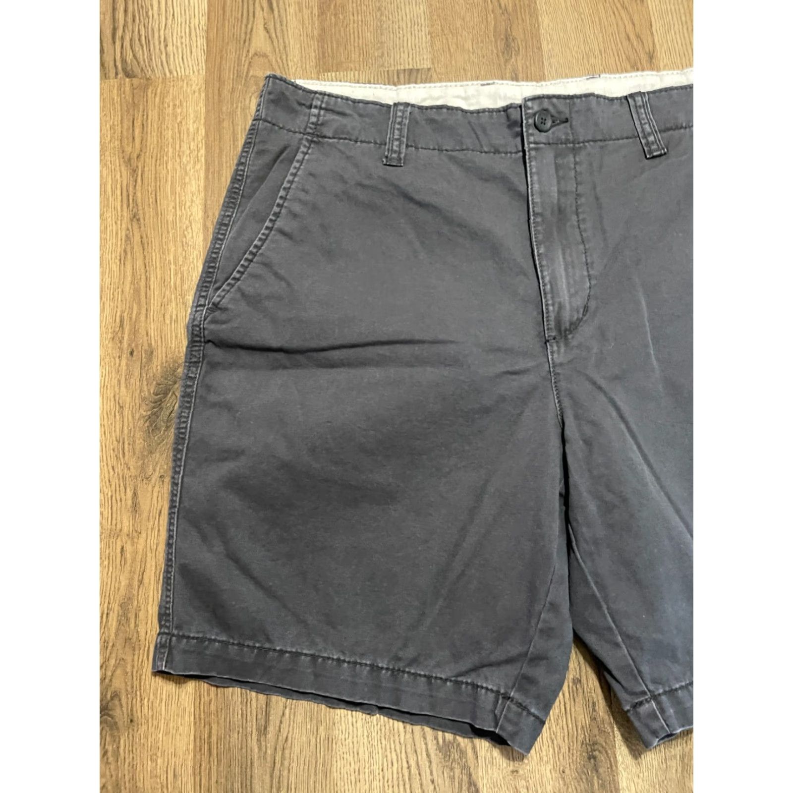 Old Navy Old Navy Shorts Men 38 Gray Casual Regular Chino Inseam 8.5in Vintage No Size US 32 / EU 48 - 3 Thumbnail