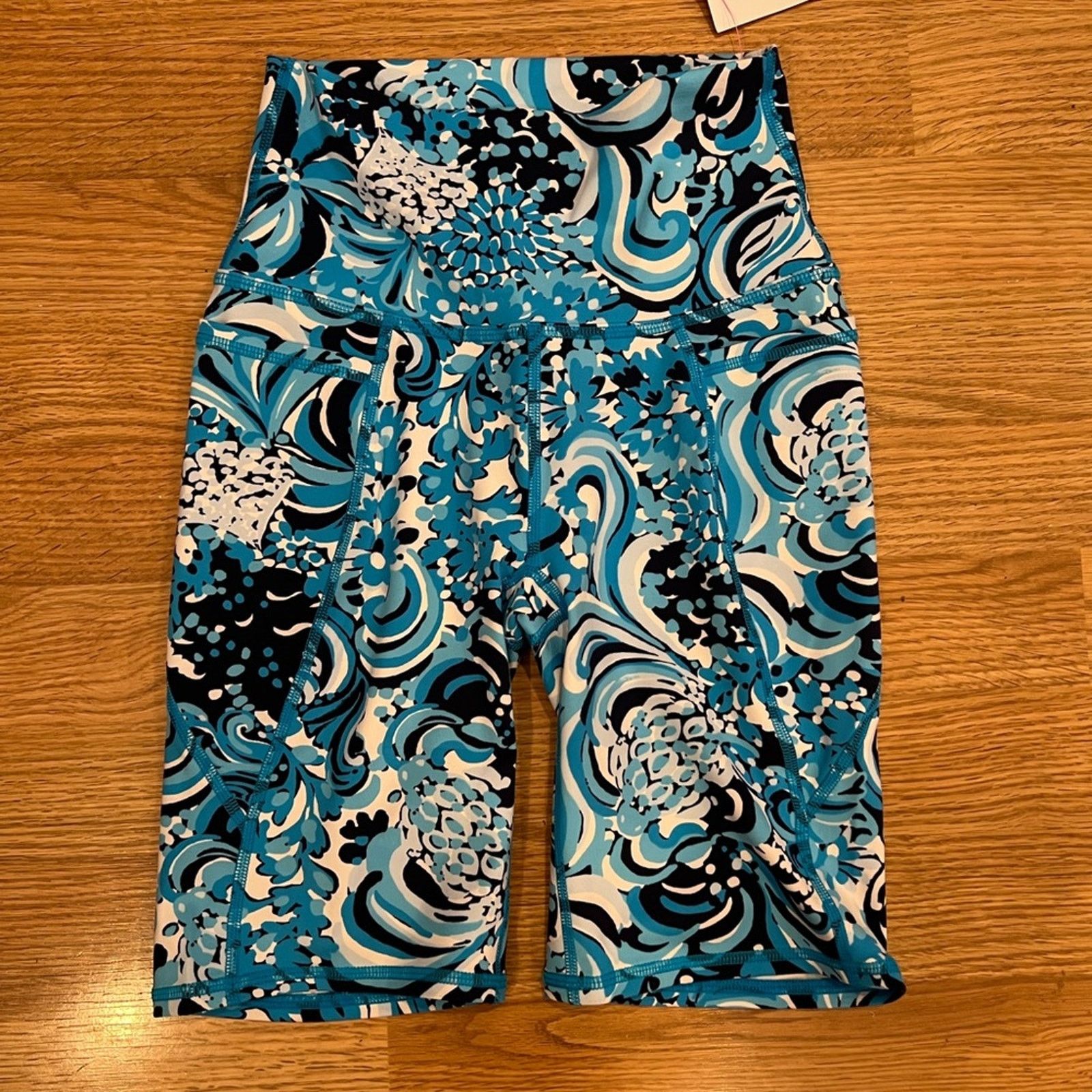 Lilly Pulitzer Lilly Pulitzer Luxletic South Beach Bike Shorts in Mermazing Size 26" / US 2 / IT 38 - 4 Thumbnail