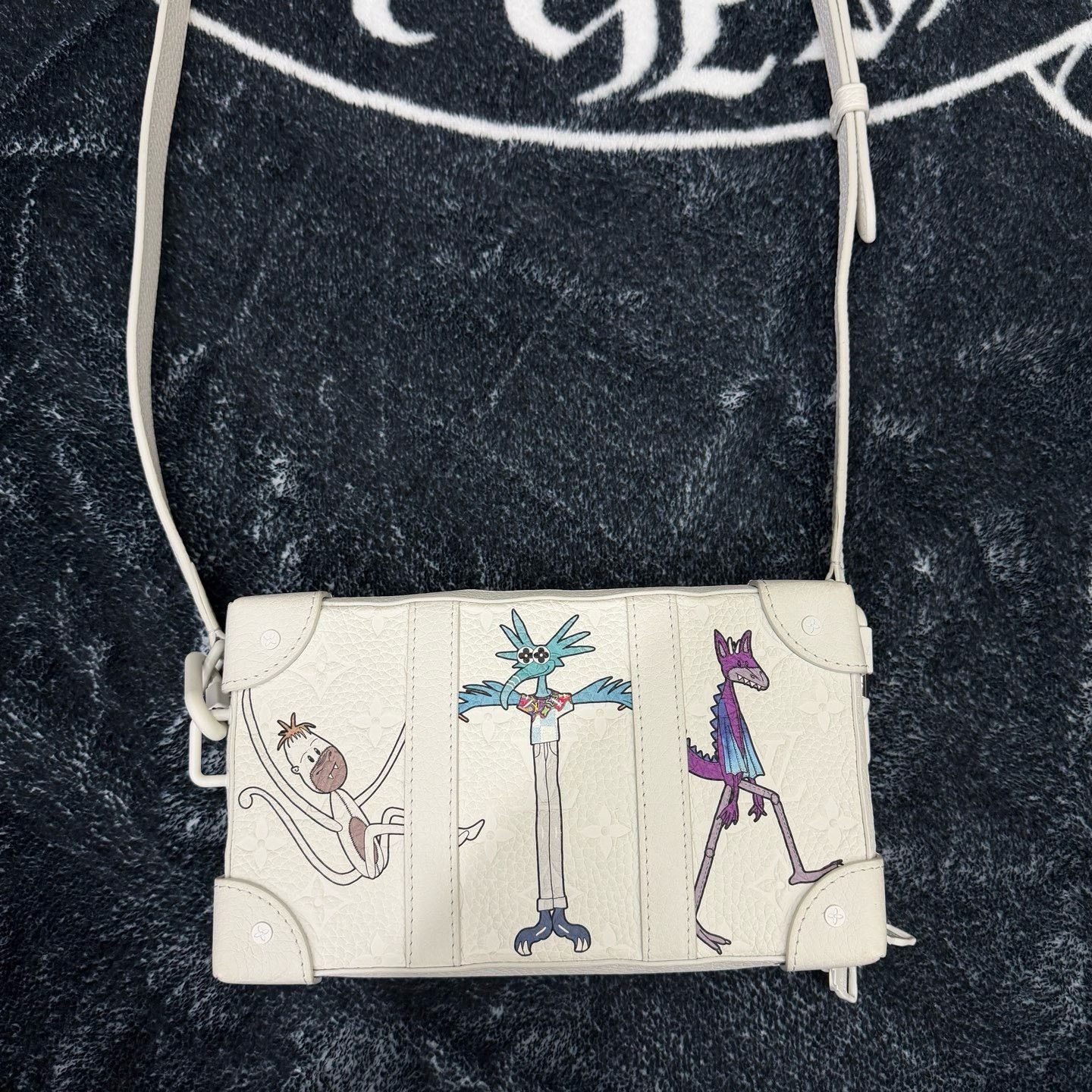 Louis Vuitton Louis Vuitton White Shoulder Bag 22 Women Size ONE SIZE - 1 Thumbnail