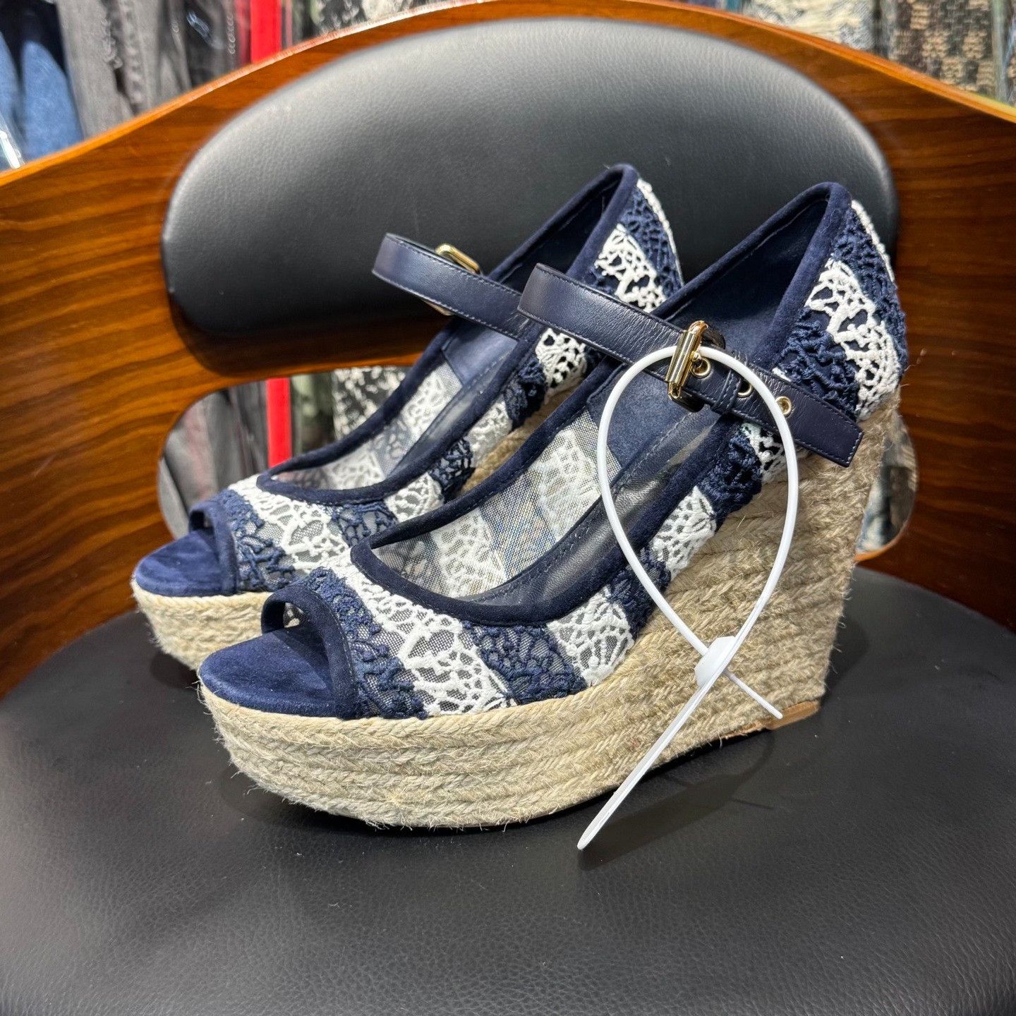 Louis Vuitton Louis Vuitton Metallic Gold Sandals us_6 Women Size US 6 / IT 36 - 1 Thumbnail