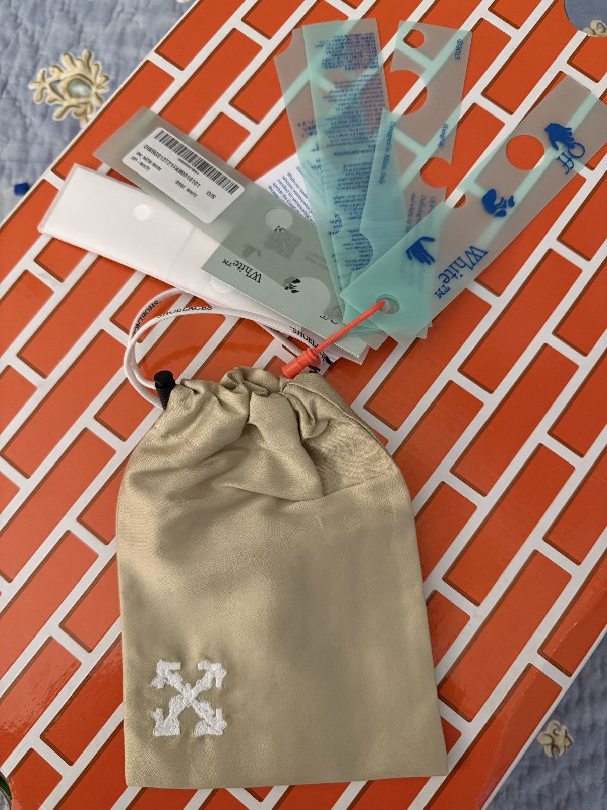 Off-White Off-White Face Mask, covering & Bag NEW! Genuine! S/M Unisex Size ONE SIZE - 4 Thumbnail