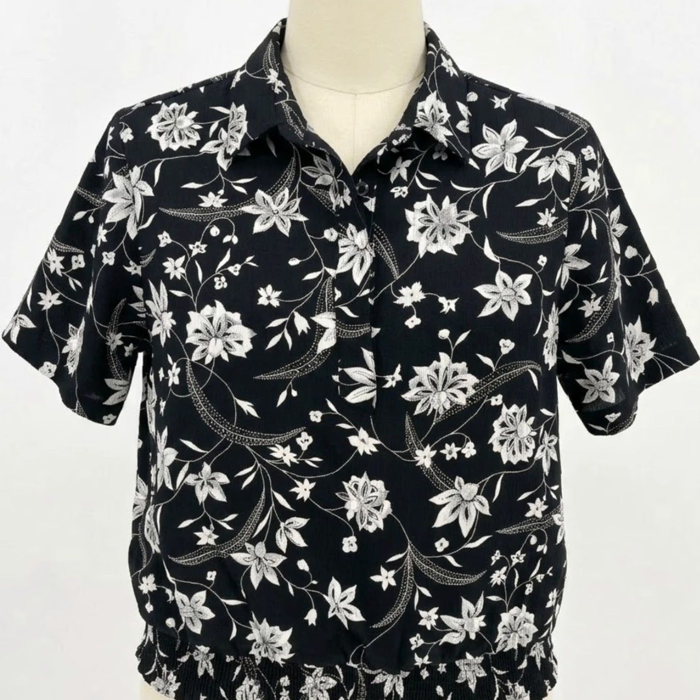 Vintage Alfred Dunner Blouse 14P Black White Floral Short Sleeve Button-Up Petites Women Casual Office Boho Floral Pattern Button Front Shirt Size XL / US 12-14 / IT 48-50 - 2 Thumbnail
