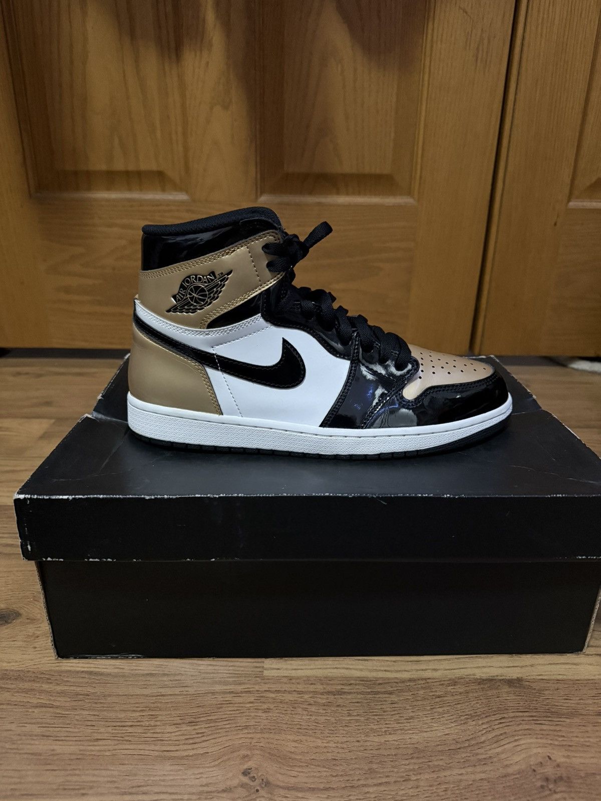 Jordan Brand Air Jordan 1 “Gold toe” Size Size 9.5M Size US 9.5 / EU 42-43 - 6 Thumbnail