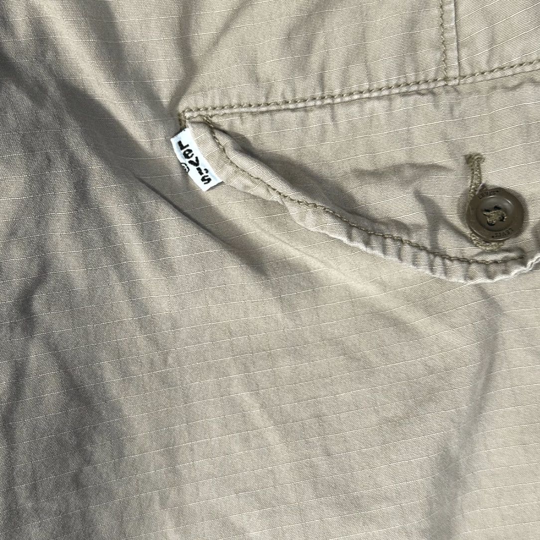 Levi's LEVI’S Cargo Utility Shorts 36 White Tab Khaki Mens Button Snap Pockets Ripstop Tan Blue Exterior Style Cargo Men 36 Shorts Size US 36 / EU 52 - 4 Thumbnail