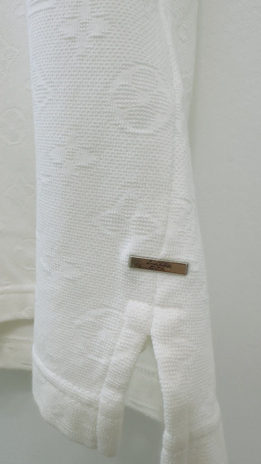 Louis Vuitton Louis Vuitton White Monogram Embossed T-Shirt Size L Size US L / EU 52-54 / 3 - 4 Thumbnail