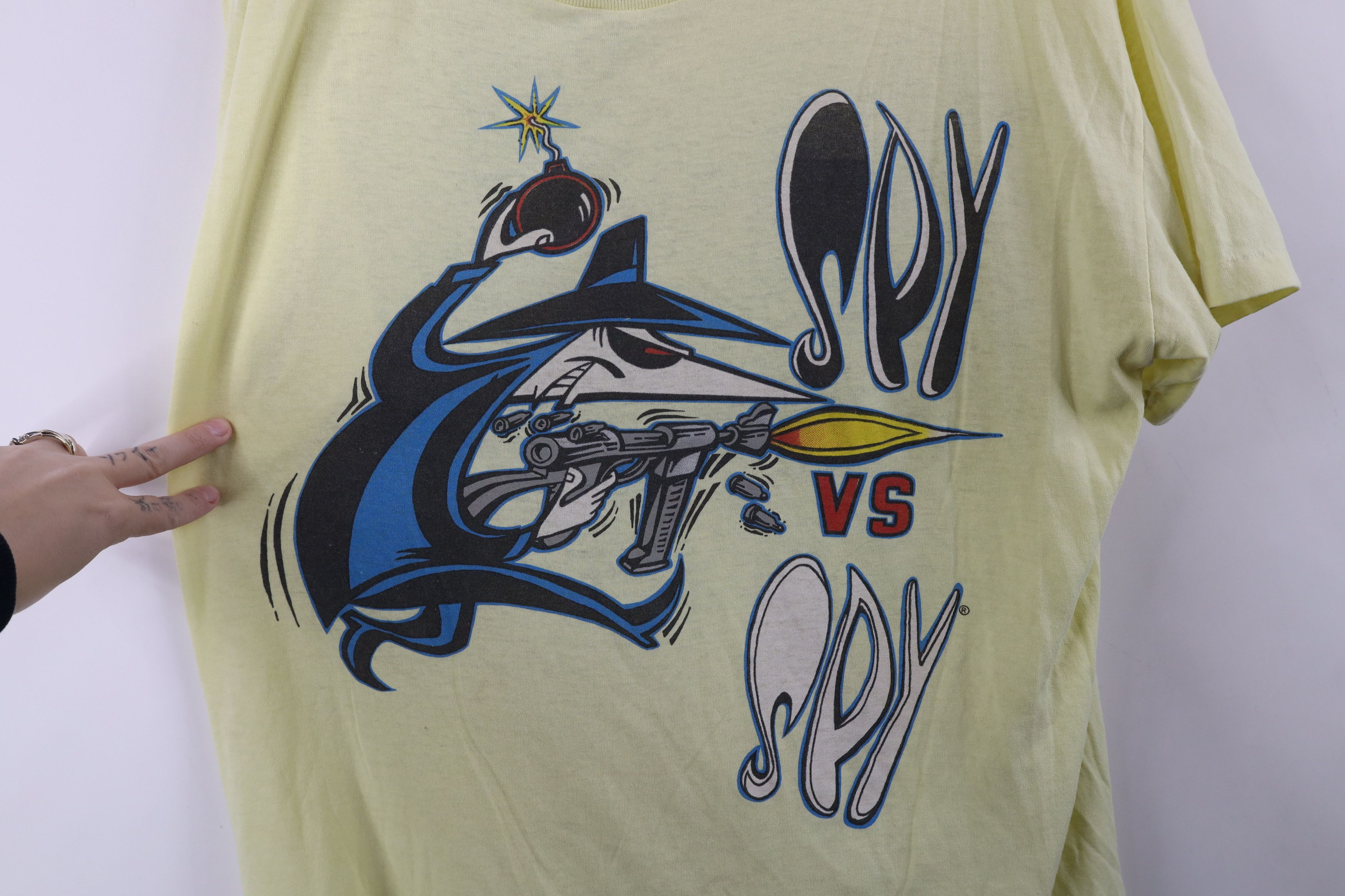 Vintage Vintage 80s Mad Magazine Spell Spy vs Spy T-Shirt Yellow USA Size US XL / EU 56 / 4 - 4 Thumbnail