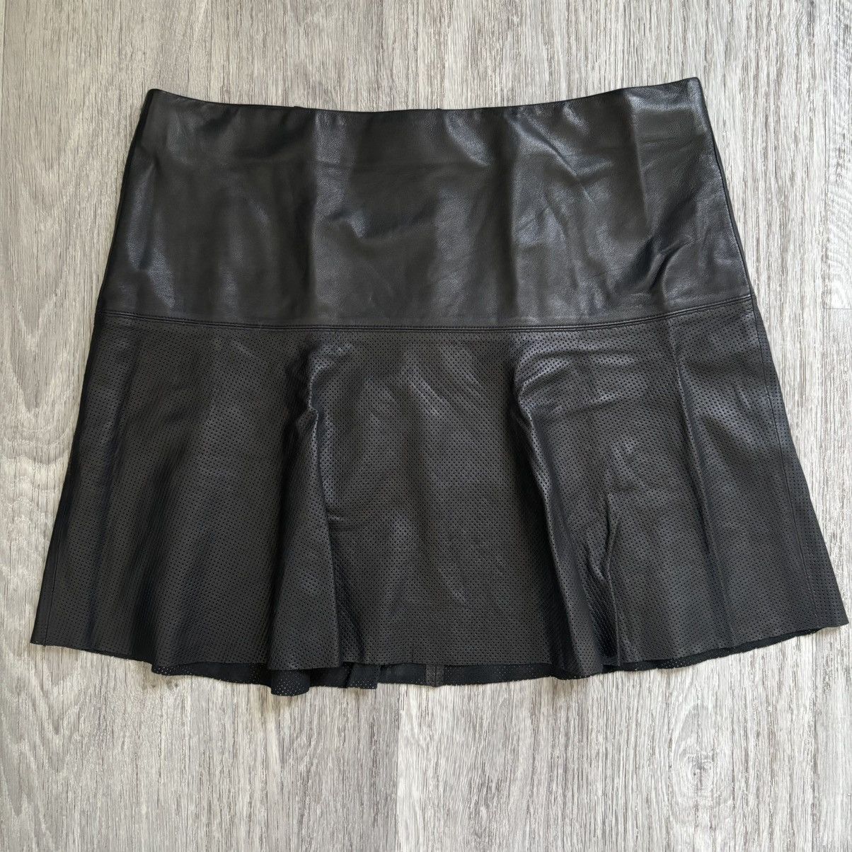 Vince Vince Black Lambskin Leather Perforated Mini Skirt 12 $595 Size 34" / US 12 / IT 48 - 1 Thumbnail