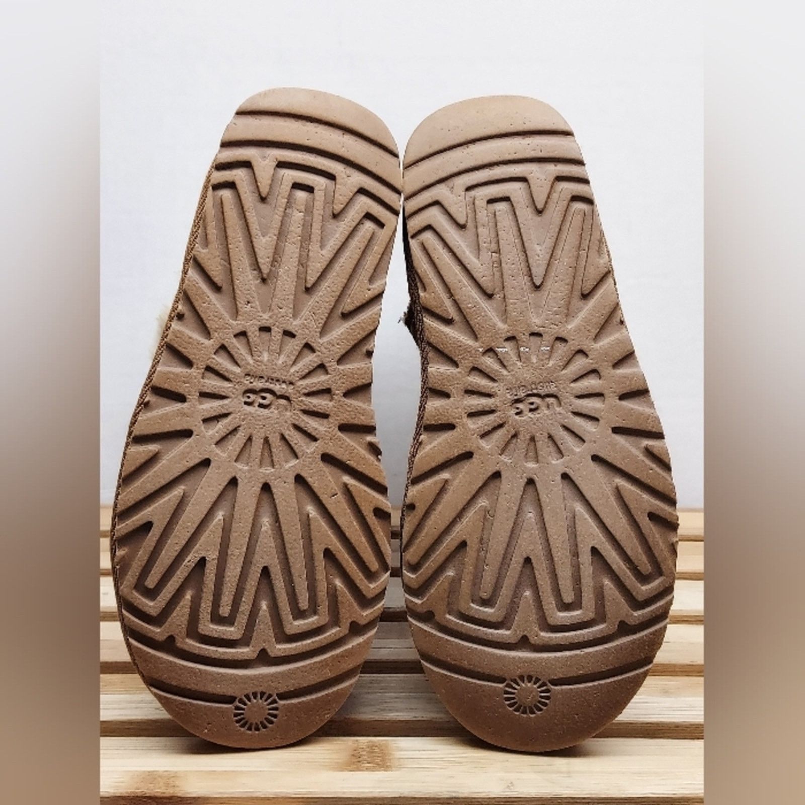 Ugg UGG Womens Chestnut Bailey Button Winter Boots Size 6 Size US 6 / IT 36 - 4 Thumbnail