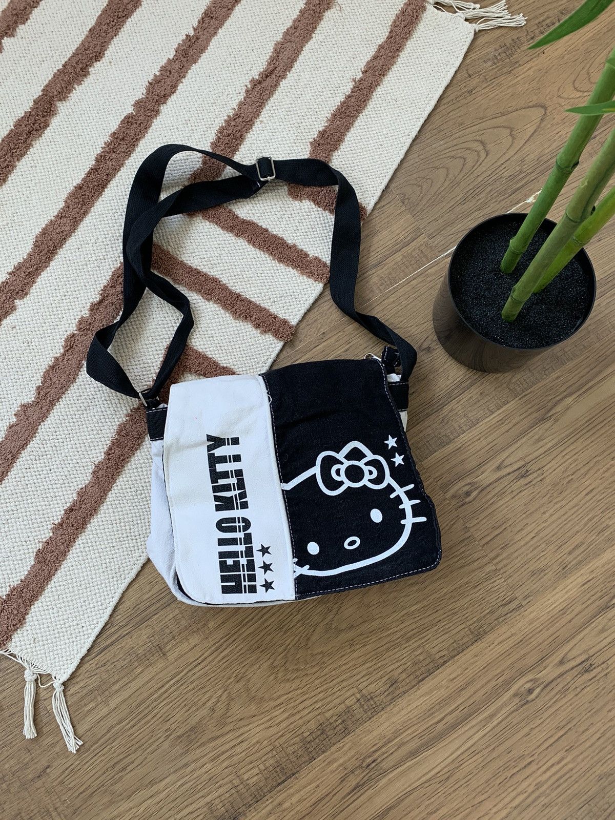 Cartoon Network VINTAGE HELLO KITTY JAPANESE 2000s CROSSBODY BAG Size ONE SIZE - 1 Thumbnail