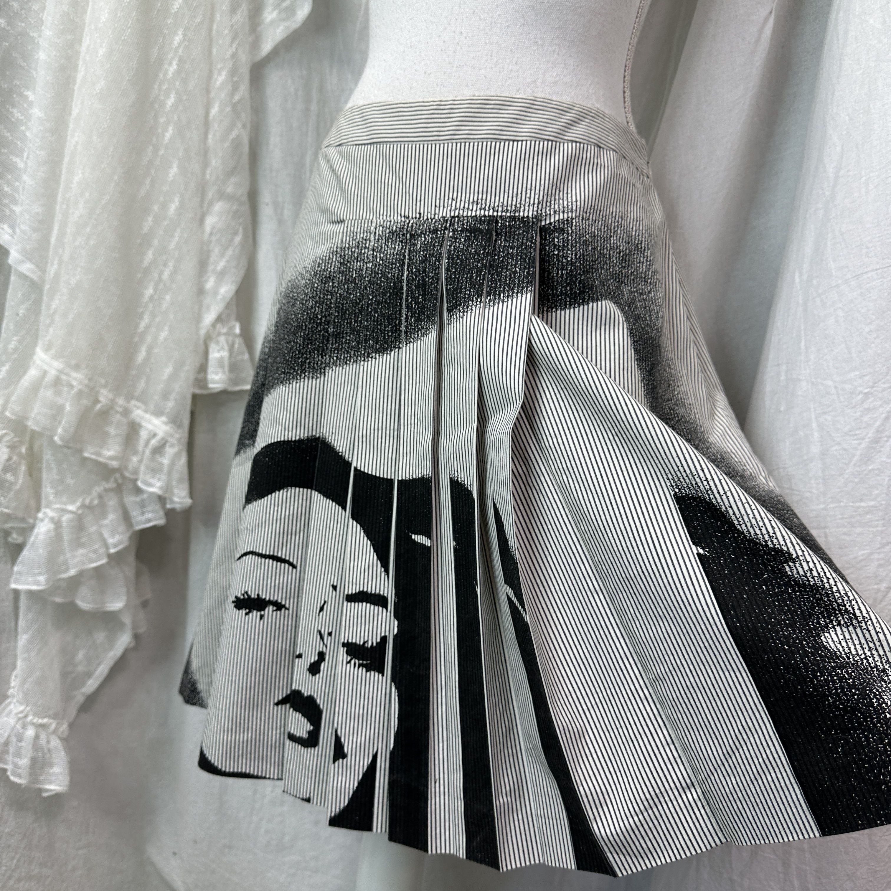 Moschino Vintage Avant Garde Moschino Pleated Face Print Skirt 00s Size 26" / US 2 / IT 38 - 6 Thumbnail