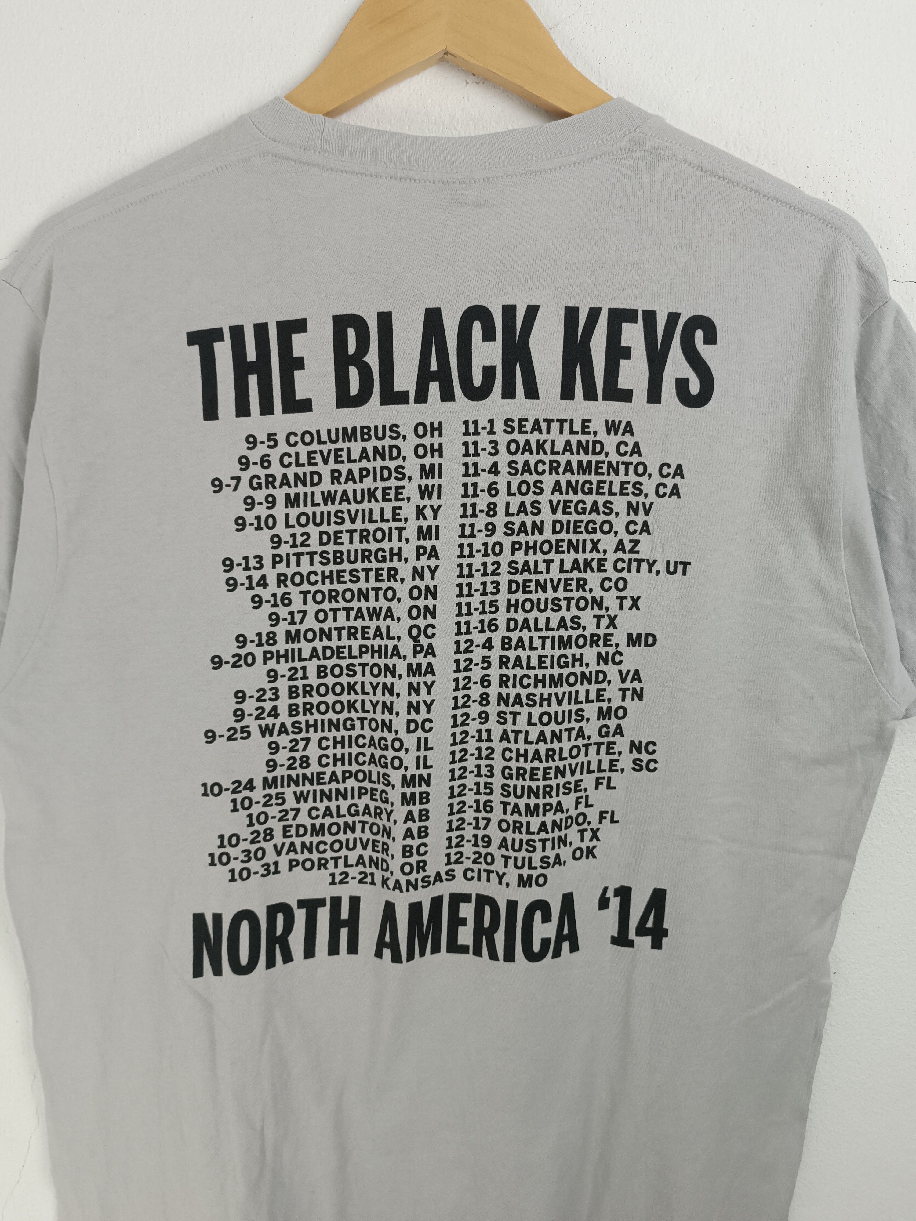Band Tees VINTAGE '14 THE BLACK KEYS TURN BLUE TOUR white stripes rza Size US L / EU 52-54 / 3 - 15 Thumbnail