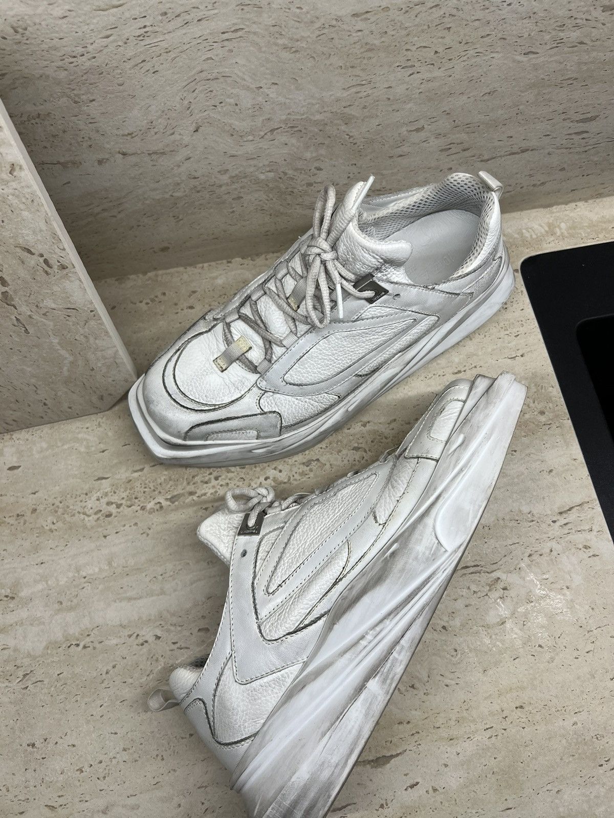 【関税込み】1017 ALYX 9SM ホワイト Mono スライド 1017 ALYX 9SM Mono Ankle Boots | White | FARFETCH