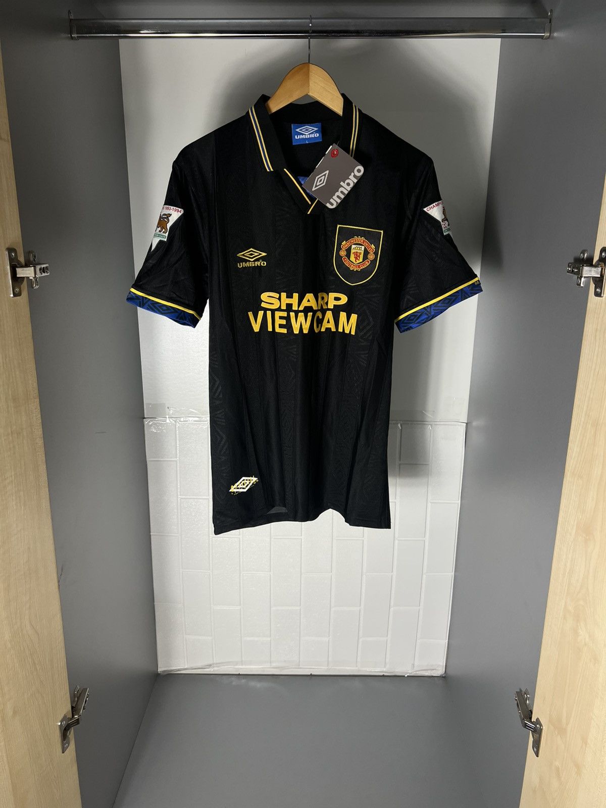 Umbro VINTAGE UMBRO FC MANCHESTER UNITED ENGLAND SOCCER JERSEY 90s Size US L / EU 52-54 / 3 - 6 Thumbnail