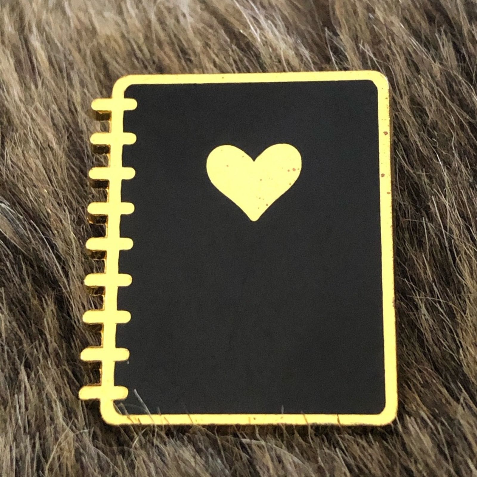 Vintage Vintage gold plated enamel heart notebook pin Size ONE SIZE - 1 Thumbnail