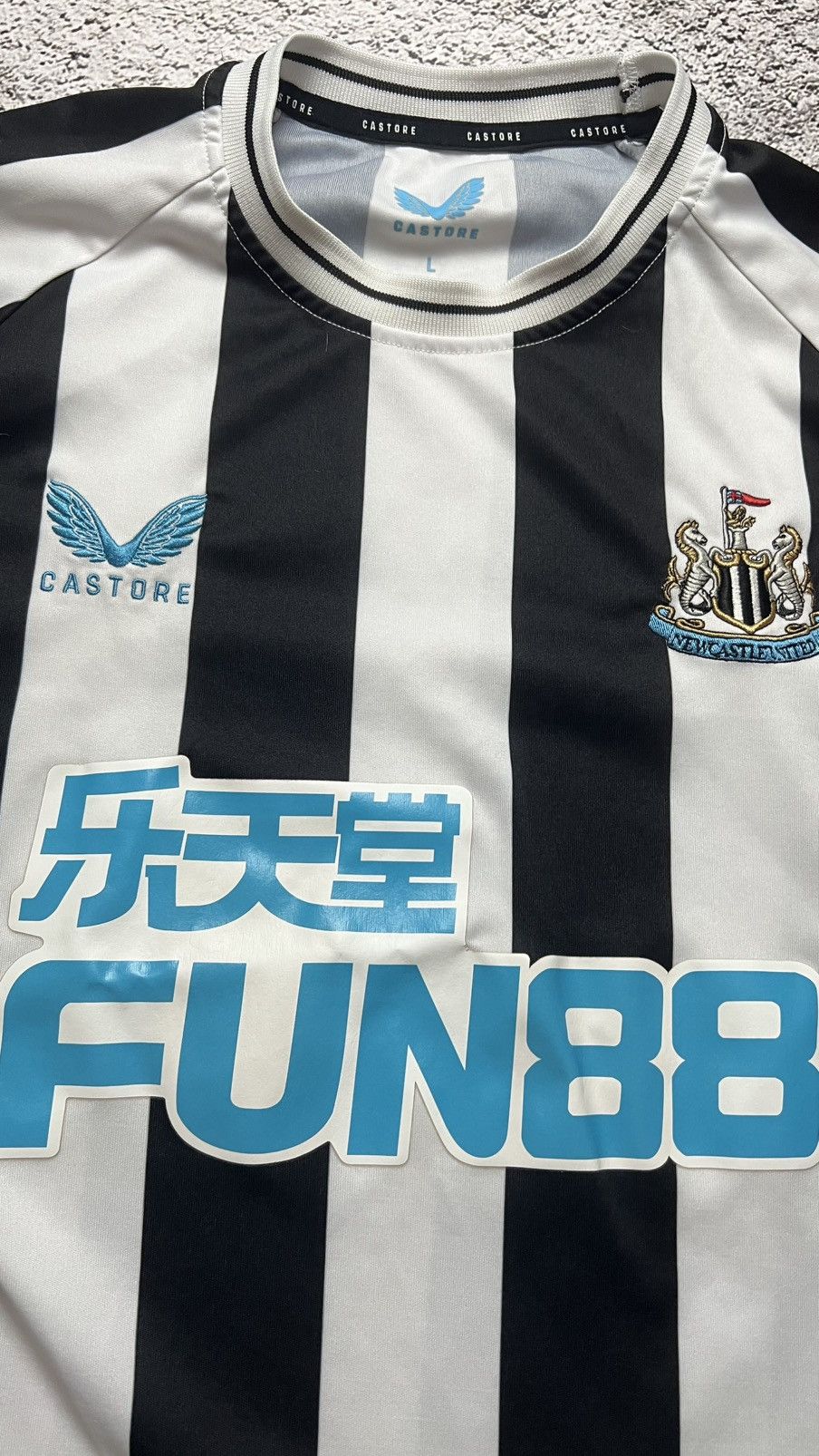 Castore Newcastle united castore jersey y2k Size US L / EU 52-54 / 3 - 3 Thumbnail